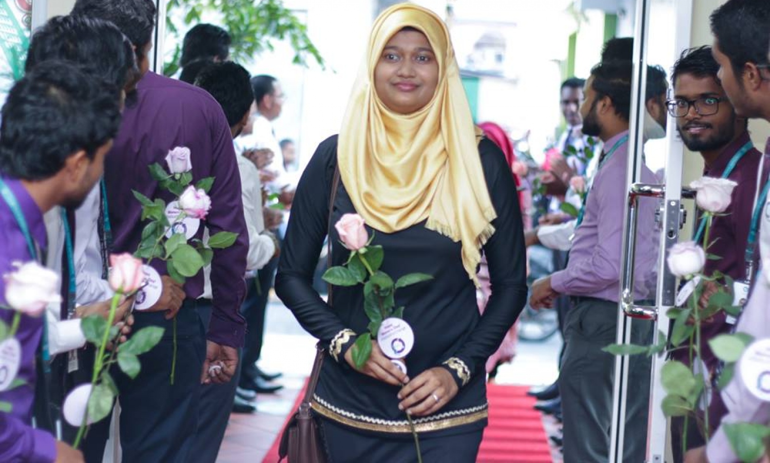 މާލެ: މާޗް 8، 2017: ބައިނަލް އަގްވާމީ އަންހެނުންގެ ދުވަސް ފާހަގަ ކުރުމުގެ ގޮތުން މޯލްޑިވްސް އިންލެންޑް ރެވެނިއު އޮތޯރިޓީ (މީރާ)ގެ އަންހެން މުވައްޒަފުން ގައުމީ ހެދުމުގައި އޮފީހަށް ވަންނަ އިރު، ފިރިހެން މުވައްޒަފުން އެކަނބަލުންނަށް މަރުހަބާ ކިޔަނީ.-- ފޮޓޯ: މީރާ