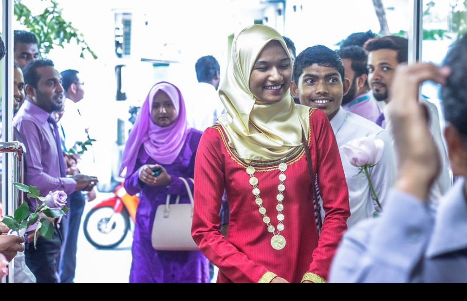 މާލެ: މާޗް 8، 2017: ބައިނަލް އަގްވާމީ އަންހެނުންގެ ދުވަސް ފާހަގަ ކުރުމުގެ ގޮތުން މޯލްޑިވްސް އިންލެންޑް ރެވެނިއު އޮތޯރިޓީ (މީރާ)ގެ އަންހެން މުވައްޒަފުން ގައުމީ ހެދުމުގައި އޮފީހަށް ވަންނަ އިރު، ފިރިހެން މުވައްޒަފުން އެކަނބަލުންނަށް މަރުހަބާ ކިޔަނީ.-- ފޮޓޯ: މީރާ