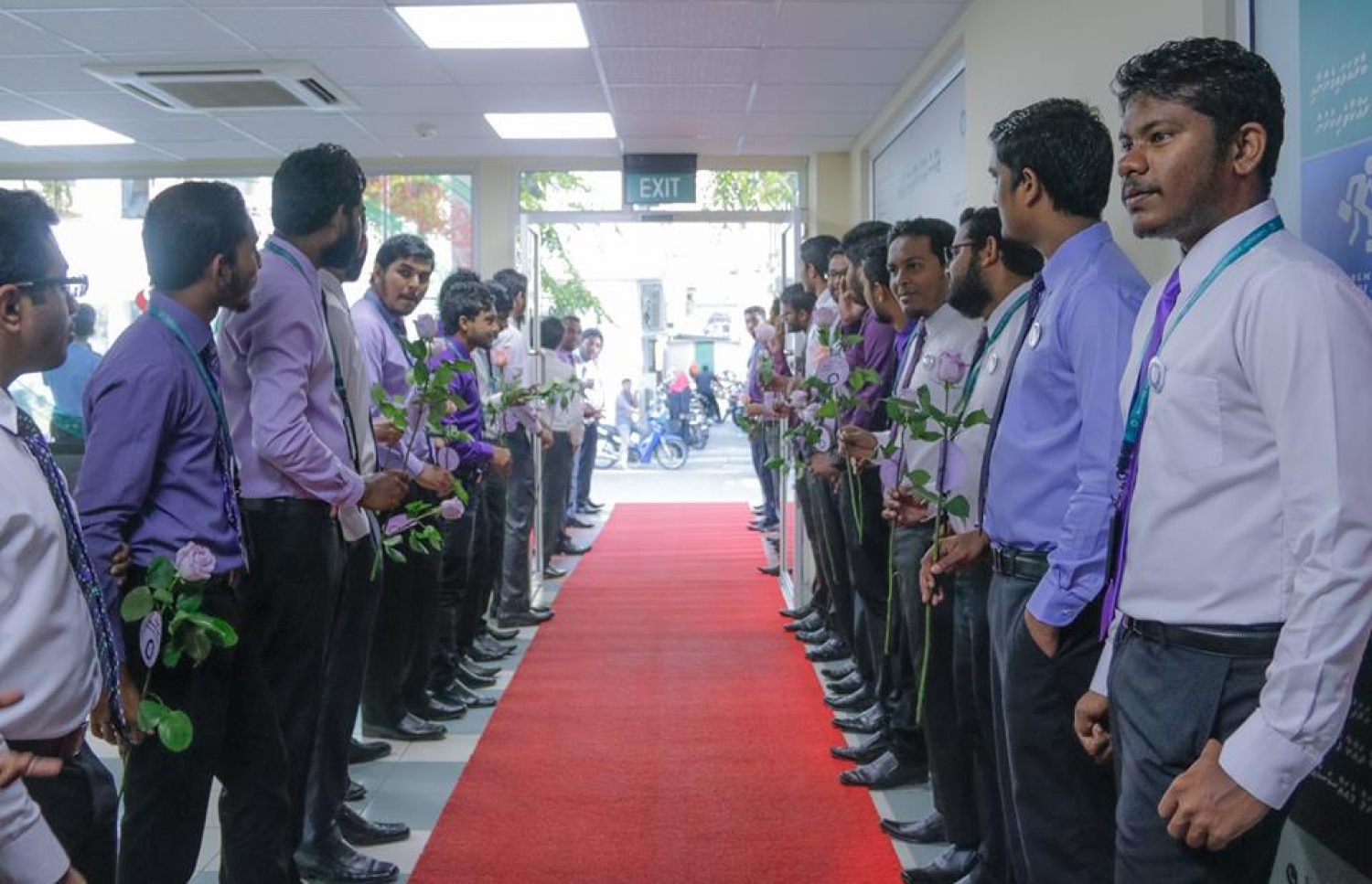 މާލެ: މާޗް 8، 2017: ބައިނަލް އަގްވާމީ އަންހެނުންގެ ދުވަސް ފާހަގަ ކުރުމުގެ ގޮތުން މޯލްޑިވްސް އިންލެންޑް ރެވެނިއު އޮތޯރިޓީ (މީރާ)ގެ އަންހެން މުވައްޒަފުން ގައުމީ ހެދުމުގައި އޮފީހަށް ވަންނަ އިރު، ފިރިހެން މުވައްޒަފުން އެކަނބަލުންނަށް މަރުހަބާ ކިޔަނީ.-- ފޮޓޯ: މީރާ