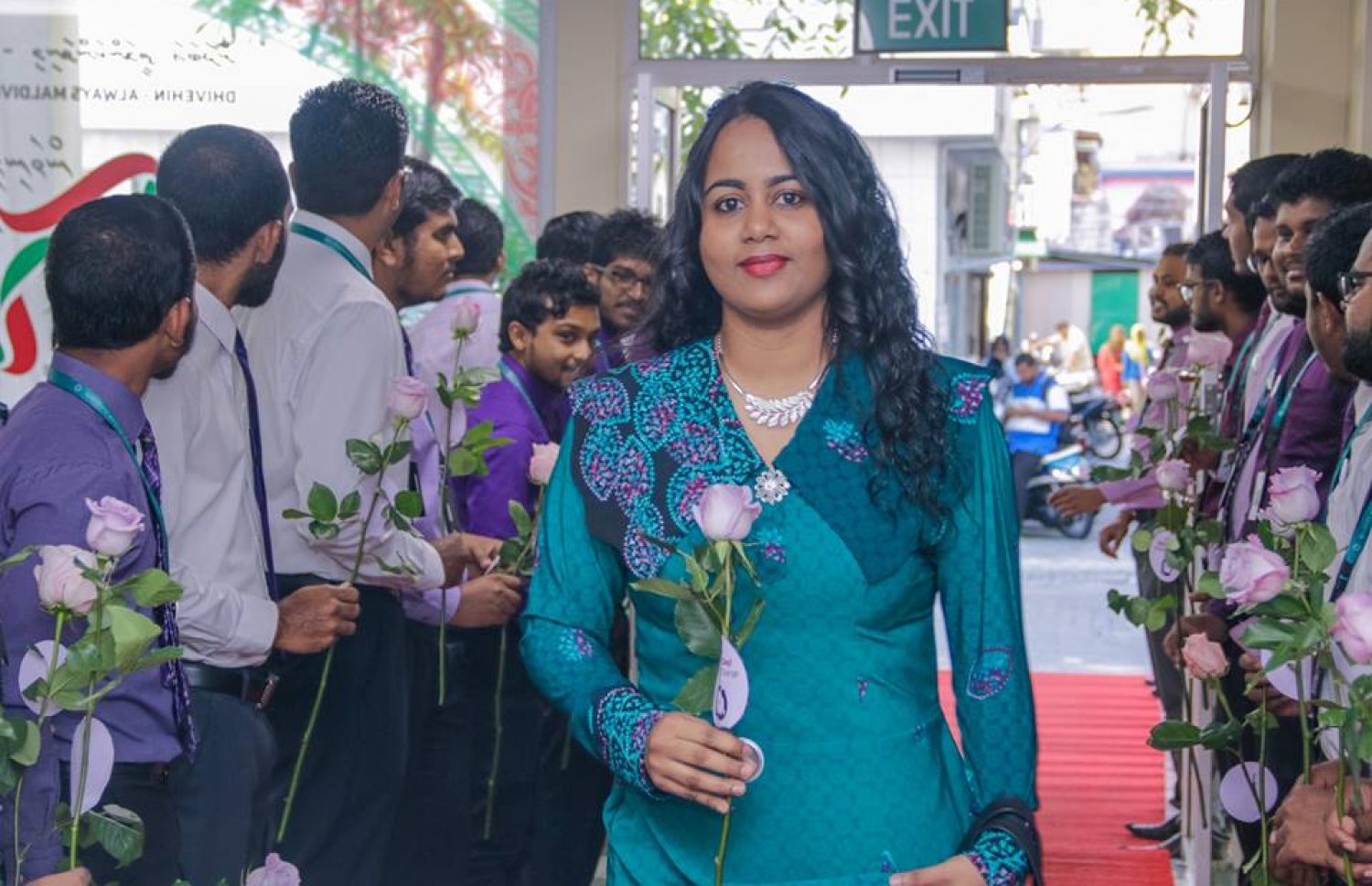 މާލެ: މާޗް 8، 2017: ބައިނަލް އަގްވާމީ އަންހެނުންގެ ދުވަސް ފާހަގަ ކުރުމުގެ ގޮތުން މޯލްޑިވްސް އިންލެންޑް ރެވެނިއު އޮތޯރިޓީ (މީރާ)ގެ އަންހެން މުވައްޒަފުން ގައުމީ ހެދުމުގައި އޮފީހަށް ވަންނަ އިރު، ފިރިހެން މުވައްޒަފުން އެކަނބަލުންނަށް މަރުހަބާ ކިޔަނީ.-- ފޮޓޯ: މީރާ