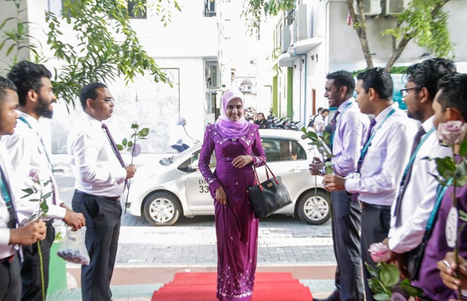 މާލެ: މާޗް 8، 2017: ބައިނަލް އަގްވާމީ އަންހެނުންގެ ދުވަސް ފާހަގަ ކުރުމުގެ ގޮތުން މޯލްޑިވްސް އިންލެންޑް ރެވެނިއު އޮތޯރިޓީ (މީރާ)ގެ އަންހެން މުވައްޒަފުން ގައުމީ ހެދުމުގައި އޮފީހަށް ވަންނަ އިރު، ފިރިހެން މުވައްޒަފުން އެކަނބަލުންނަށް މަރުހަބާ ކިޔަނީ.-- ފޮޓޯ: މީރާ