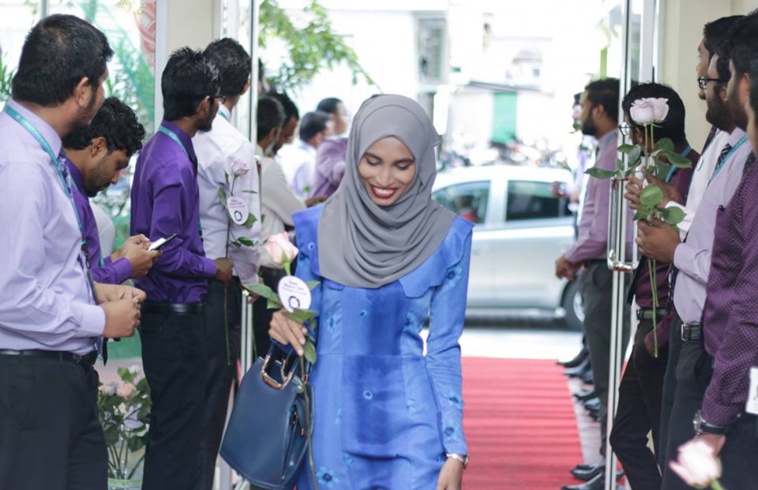 މާލެ: މާޗް 8، 2017: ބައިނަލް އަގްވާމީ އަންހެނުންގެ ދުވަސް ފާހަގަ ކުރުމުގެ ގޮތުން މޯލްޑިވްސް އިންލެންޑް ރެވެނިއު އޮތޯރިޓީ (މީރާ)ގެ އަންހެން މުވައްޒަފުން ގައުމީ ހެދުމުގައި އޮފީހަށް ވަންނަ އިރު، ފިރިހެން މުވައްޒަފުން އެކަނބަލުންނަށް މަރުހަބާ ކިޔަނީ.-- ފޮޓޯ: މީރާ