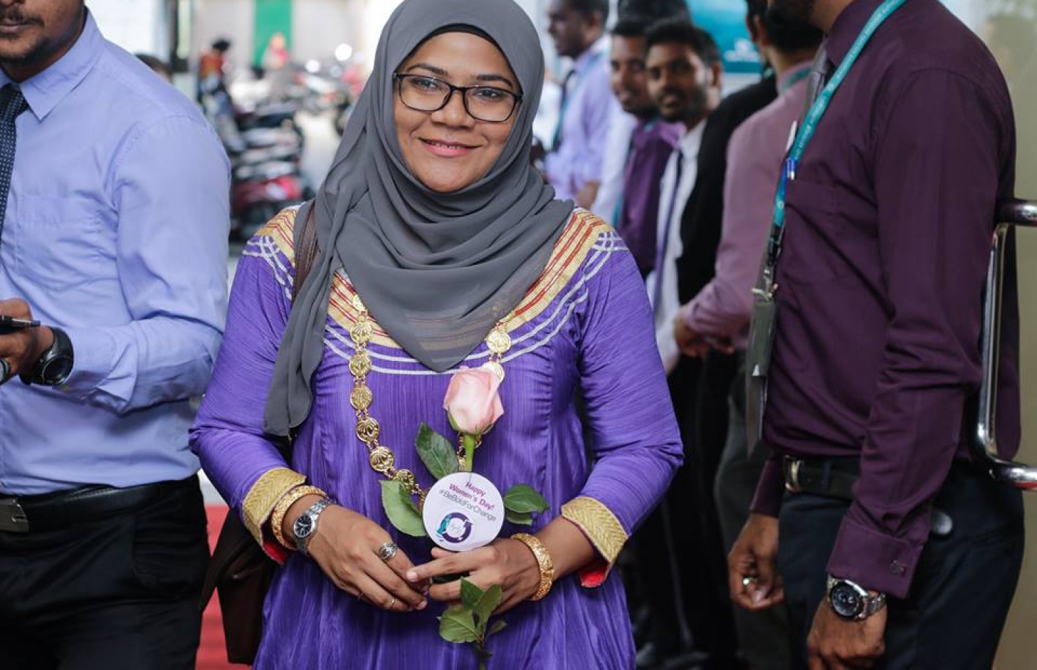 މާލެ: މާޗް 8، 2017: ބައިނަލް އަގްވާމީ އަންހެނުންގެ ދުވަސް ފާހަގަ ކުރުމުގެ ގޮތުން މޯލްޑިވްސް އިންލެންޑް ރެވެނިއު އޮތޯރިޓީ (މީރާ)ގެ އަންހެން މުވައްޒަފުން ގައުމީ ހެދުމުގައި އޮފީހަށް ވަންނަ އިރު، ފިރިހެން މުވައްޒަފުން އެކަނބަލުންނަށް މަރުހަބާ ކިޔަނީ.-- ފޮޓޯ: މީރާ