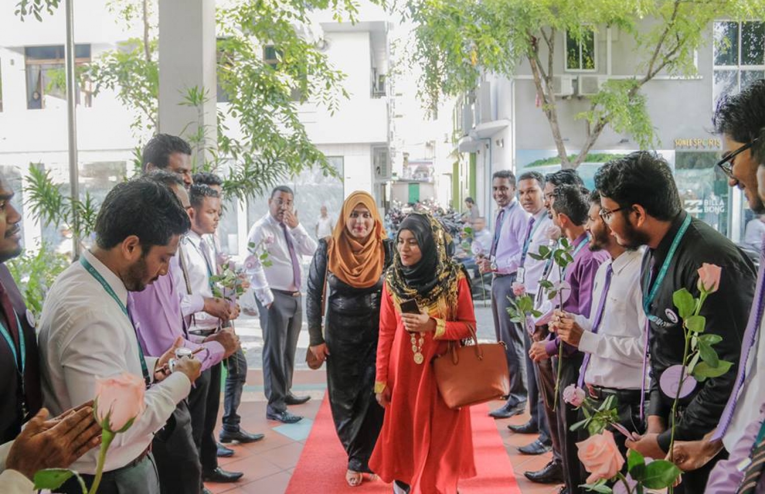 މީރާގެ މުވައްޒަފުން އަންހެނުންގެ ދުވަސް ފާހަގަ ކުރުން