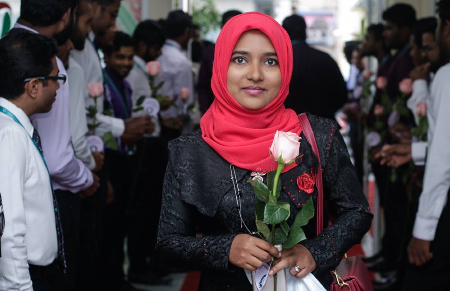 މާލެ: މާޗް 8، 2017: ބައިނަލް އަގްވާމީ އަންހެނުންގެ ދުވަސް ފާހަގަ ކުރުމުގެ ގޮތުން މޯލްޑިވްސް އިންލެންޑް ރެވެނިއު އޮތޯރިޓީ (މީރާ)ގެ އަންހެން މުވައްޒަފުން ގައުމީ ހެދުމުގައި އޮފީހަށް ވަންނަ އިރު، ފިރިހެން މުވައްޒަފުން އެކަނބަލުންނަށް މަރުހަބާ ކިޔަނީ.-- ފޮޓޯ: މީރާ