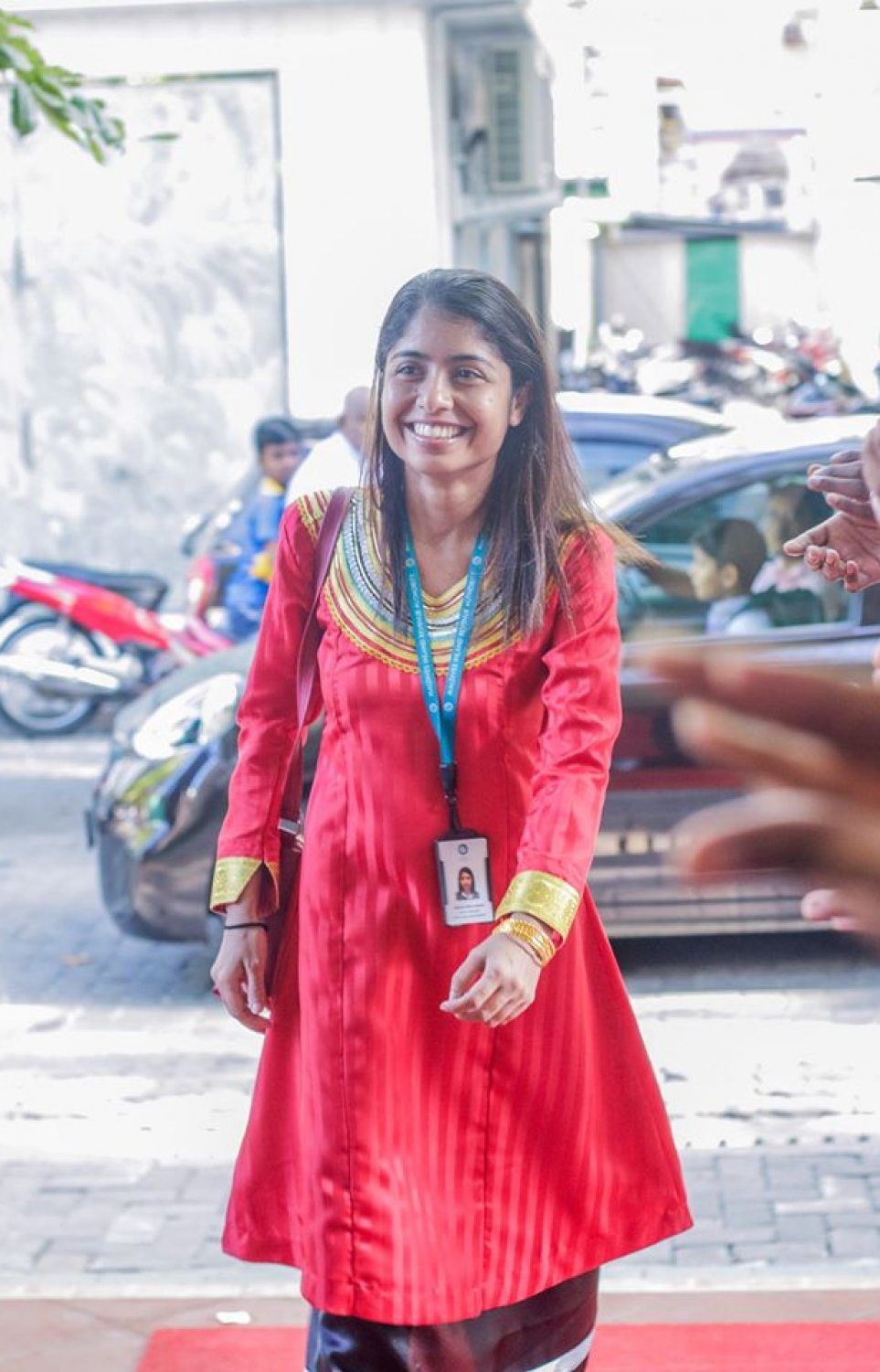 މާލެ: މާޗް 8، 2017: ބައިނަލް އަގްވާމީ އަންހެނުންގެ ދުވަސް ފާހަގަ ކުރުމުގެ ގޮތުން މޯލްޑިވްސް އިންލެންޑް ރެވެނިއު އޮތޯރިޓީ (މީރާ)ގެ އަންހެން މުވައްޒަފުން ގައުމީ ހެދުމުގައި އޮފީހަށް ވަންނަ އިރު، ފިރިހެން މުވައްޒަފުން އެކަނބަލުންނަށް މަރުހަބާ ކިޔަނީ.-- ފޮޓޯ: މީރާ