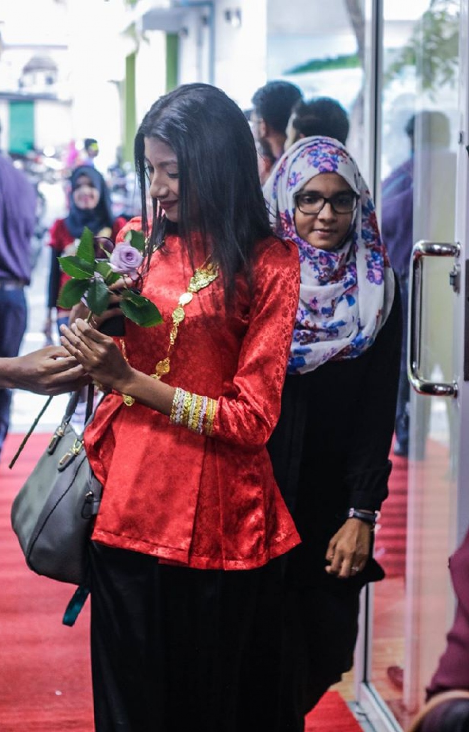 މާލެ: މާޗް 8، 2017: ބައިނަލް އަގްވާމީ އަންހެނުންގެ ދުވަސް ފާހަގަ ކުރުމުގެ ގޮތުން މޯލްޑިވްސް އިންލެންޑް ރެވެނިއު އޮތޯރިޓީ (މީރާ)ގެ އަންހެން މުވައްޒަފުން ގައުމީ ހެދުމުގައި އޮފީހަށް ވަންނަ އިރު، ފިރިހެން މުވައްޒަފުން އެކަނބަލުންނަށް މަރުހަބާ ކިޔަނީ.-- ފޮޓޯ: މީރާ