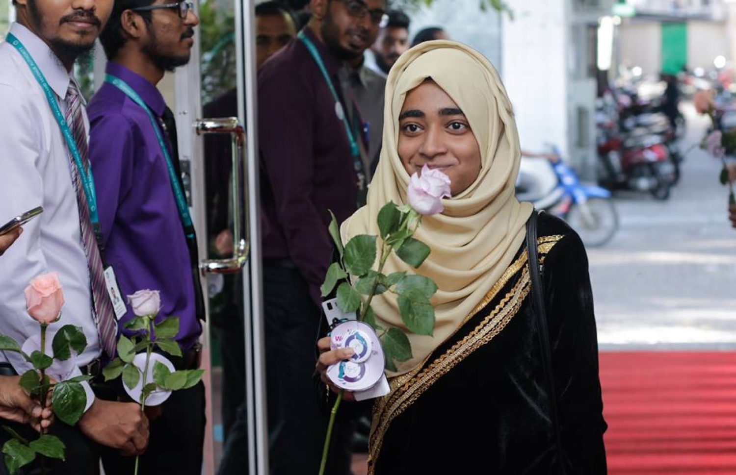 މާލެ: މާޗް 8، 2017: ބައިނަލް އަގްވާމީ އަންހެނުންގެ ދުވަސް ފާހަގަ ކުރުމުގެ ގޮތުން މޯލްޑިވްސް އިންލެންޑް ރެވެނިއު އޮތޯރިޓީ (މީރާ)ގެ އަންހެން މުވައްޒަފުން ގައުމީ ހެދުމުގައި އޮފީހަށް ވަންނަ އިރު، ފިރިހެން މުވައްޒަފުން އެކަނބަލުންނަށް މަރުހަބާ ކިޔަނީ.-- ފޮޓޯ: މީރާ