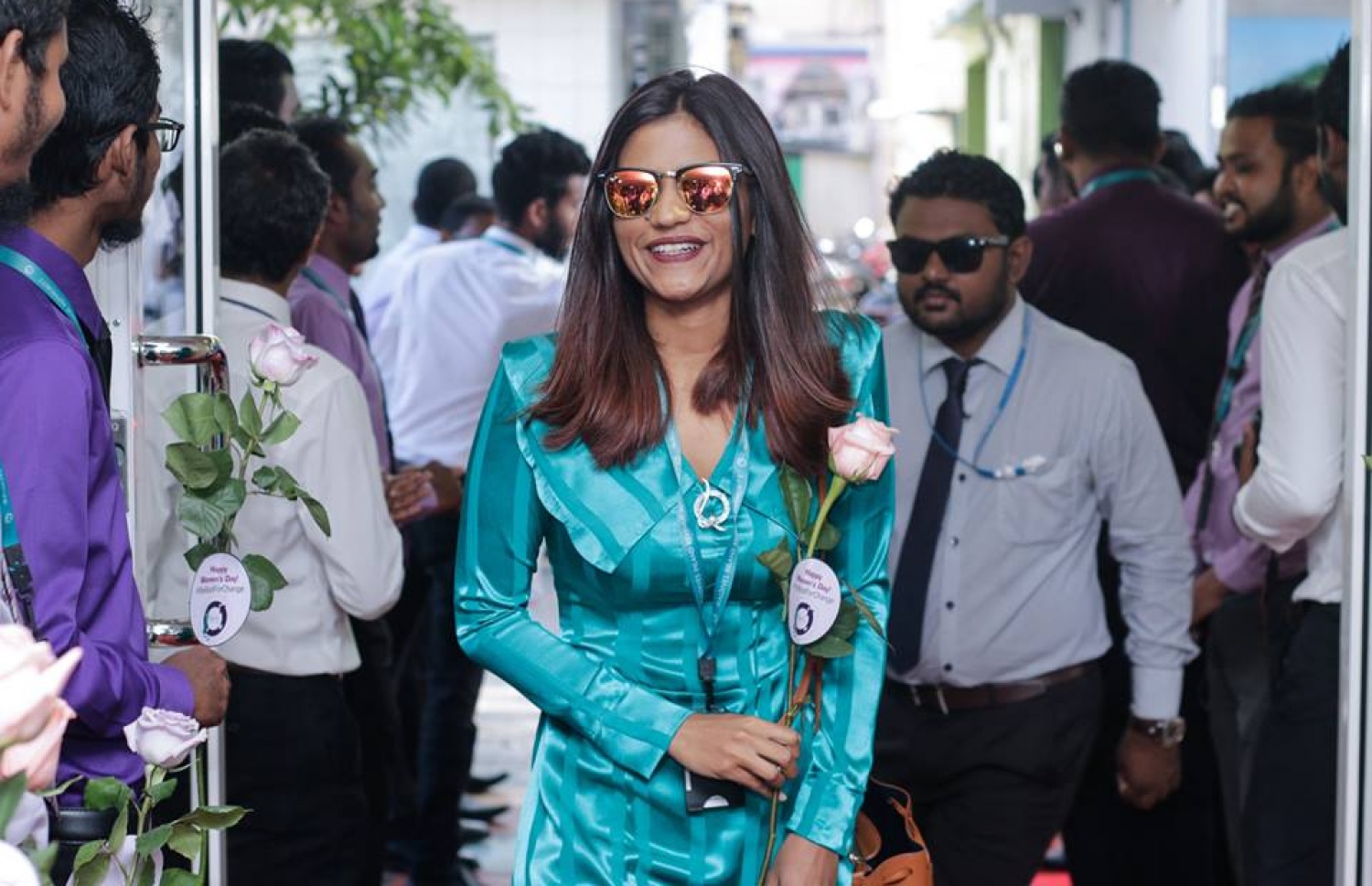 މާލެ: މާޗް 8، 2017: ބައިނަލް އަގްވާމީ އަންހެނުންގެ ދުވަސް ފާހަގަ ކުރުމުގެ ގޮތުން މޯލްޑިވްސް އިންލެންޑް ރެވެނިއު އޮތޯރިޓީ (މީރާ)ގެ އަންހެން މުވައްޒަފުން ގައުމީ ހެދުމުގައި އޮފީހަށް ވަންނަ އިރު، ފިރިހެން މުވައްޒަފުން އެކަނބަލުންނަށް މަރުހަބާ ކިޔަނީ.-- ފޮޓޯ: މީރާ