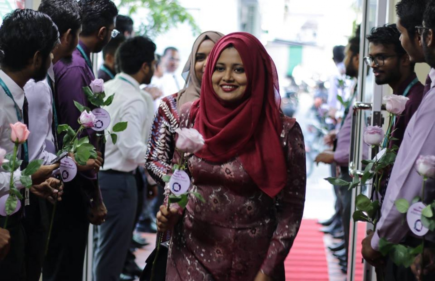 މާލެ: މާޗް 8، 2017: ބައިނަލް އަގްވާމީ އަންހެނުންގެ ދުވަސް ފާހަގަ ކުރުމުގެ ގޮތުން މޯލްޑިވްސް އިންލެންޑް ރެވެނިއު އޮތޯރިޓީ (މީރާ)ގެ އަންހެން މުވައްޒަފުން ގައުމީ ހެދުމުގައި އޮފީހަށް ވަންނަ އިރު، ފިރިހެން މުވައްޒަފުން އެކަނބަލުންނަށް މަރުހަބާ ކިޔަނީ.-- ފޮޓޯ: މީރާ