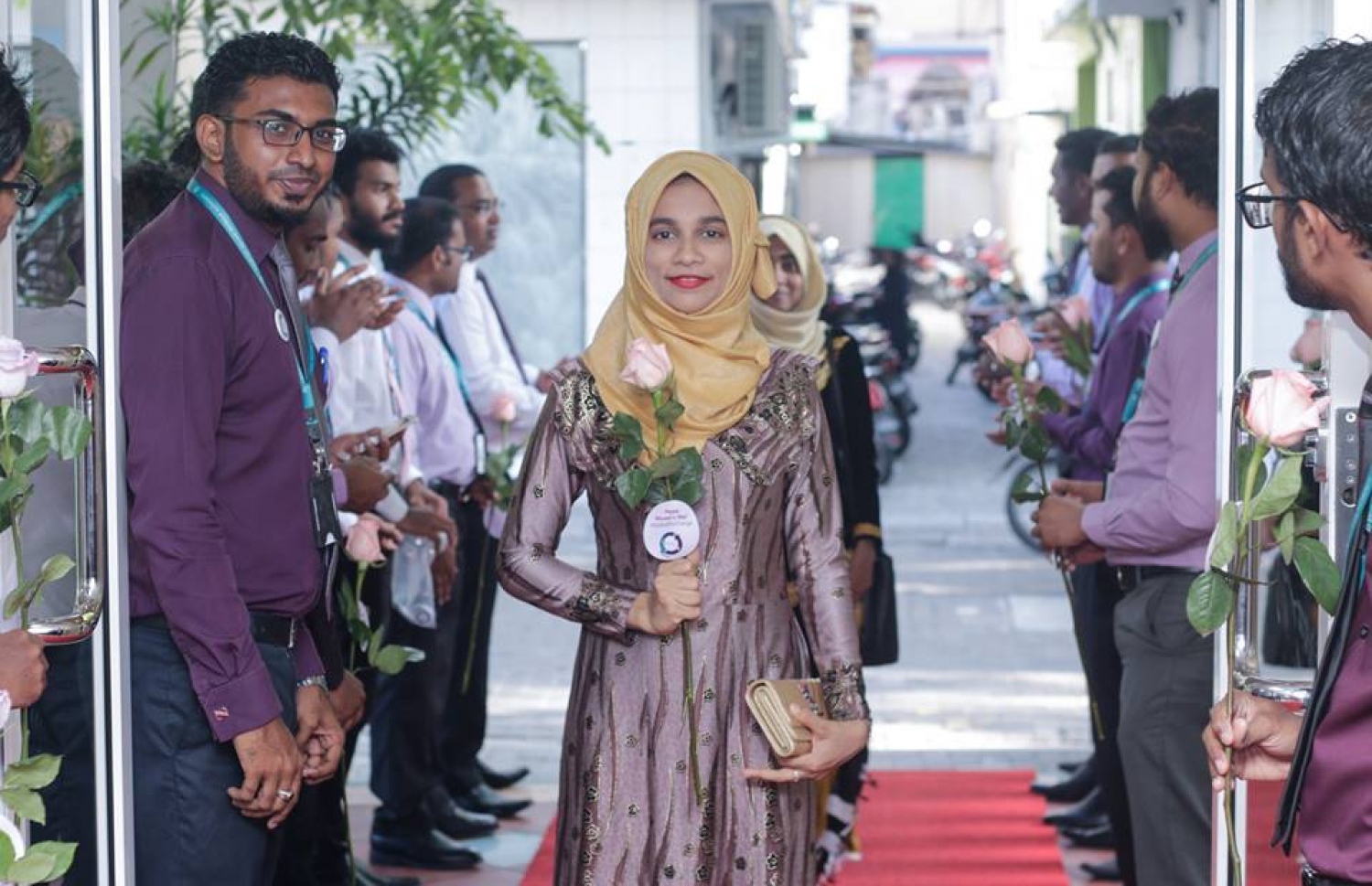 މާލެ: މާޗް 8، 2017: ބައިނަލް އަގްވާމީ އަންހެނުންގެ ދުވަސް ފާހަގަ ކުރުމުގެ ގޮތުން މޯލްޑިވްސް އިންލެންޑް ރެވެނިއު އޮތޯރިޓީ (މީރާ)ގެ އަންހެން މުވައްޒަފުން ގައުމީ ހެދުމުގައި އޮފީހަށް ވަންނަ އިރު، ފިރިހެން މުވައްޒަފުން އެކަނބަލުންނަށް މަރުހަބާ ކިޔަނީ.-- ފޮޓޯ: މީރާ