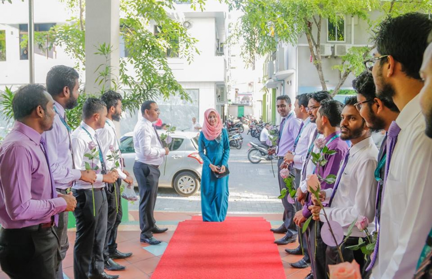 މާލެ: މާޗް 8، 2017: ބައިނަލް އަގްވާމީ އަންހެނުންގެ ދުވަސް ފާހަގަ ކުރުމުގެ ގޮތުން މޯލްޑިވްސް އިންލެންޑް ރެވެނިއު އޮތޯރިޓީ (މީރާ)ގެ އަންހެން މުވައްޒަފުން ގައުމީ ހެދުމުގައި އޮފީހަށް ވަންނަ އިރު، ފިރިހެން މުވައްޒަފުން އެކަނބަލުންނަށް މަރުހަބާ ކިޔަނީ.-- ފޮޓޯ: މީރާ