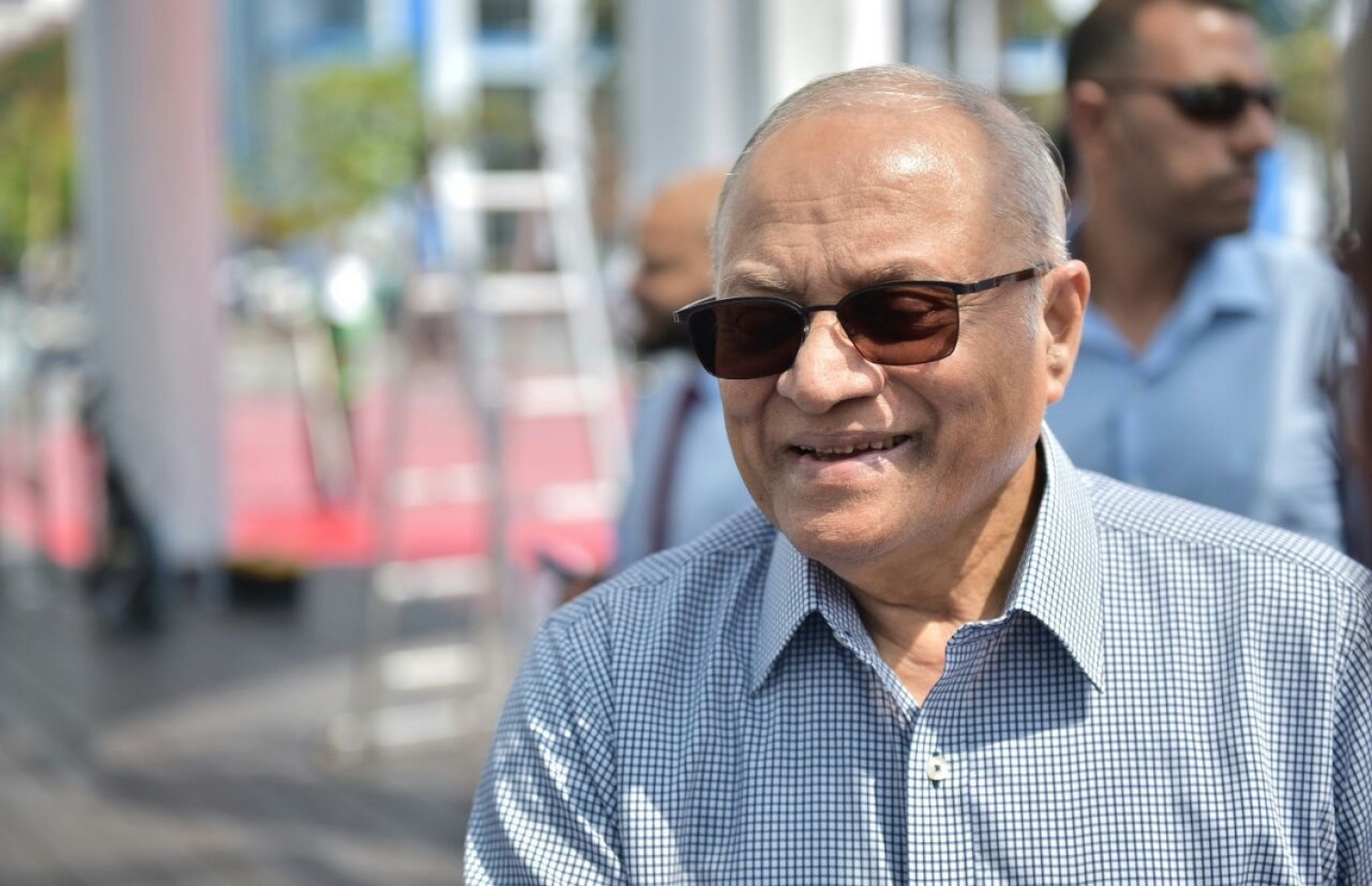 މައުމޫން މި މަހުގެ 8 ގައި އިންޑިއާ އަށް ފުރާވަޑައިގަތުމުގެ ކުރިން މާލޭގެ ރަސްމީ ފާލަން ކައިރީގައި: ޕީޕީއެމްގެ ރައީސްކަމުން އެމަނިކުފާނު ވަކިކުރާނެ ކަމުގެ އިންޒާރު ޕީޕީއެމްގެ މަޖިލިސް މެމްބަރު ފަލާހް މިއަދު ދެއްވި.---މިހާރު ފޮޓޯ: ހުސެއިން ވަހީދު/މިހާރު