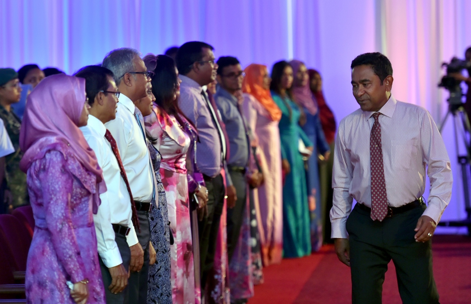 މާލެ: މާޗް 8، 2017: ބައިނަލްއަގުވާމީ އަންހެނުންގެ ދުވަސް ފާހަގަކުރަން ދަރުބާރުގޭގައި ބޭއްވި ޖަލްސާއެއްގައި ބައިވެރިވެ ވަޑައިގަތުމަށް ރައީސް ޔާމީން ވަޑައިގަންނަވަނީ.-- ފޮޓޯ: ރައީސް އޮފީސް