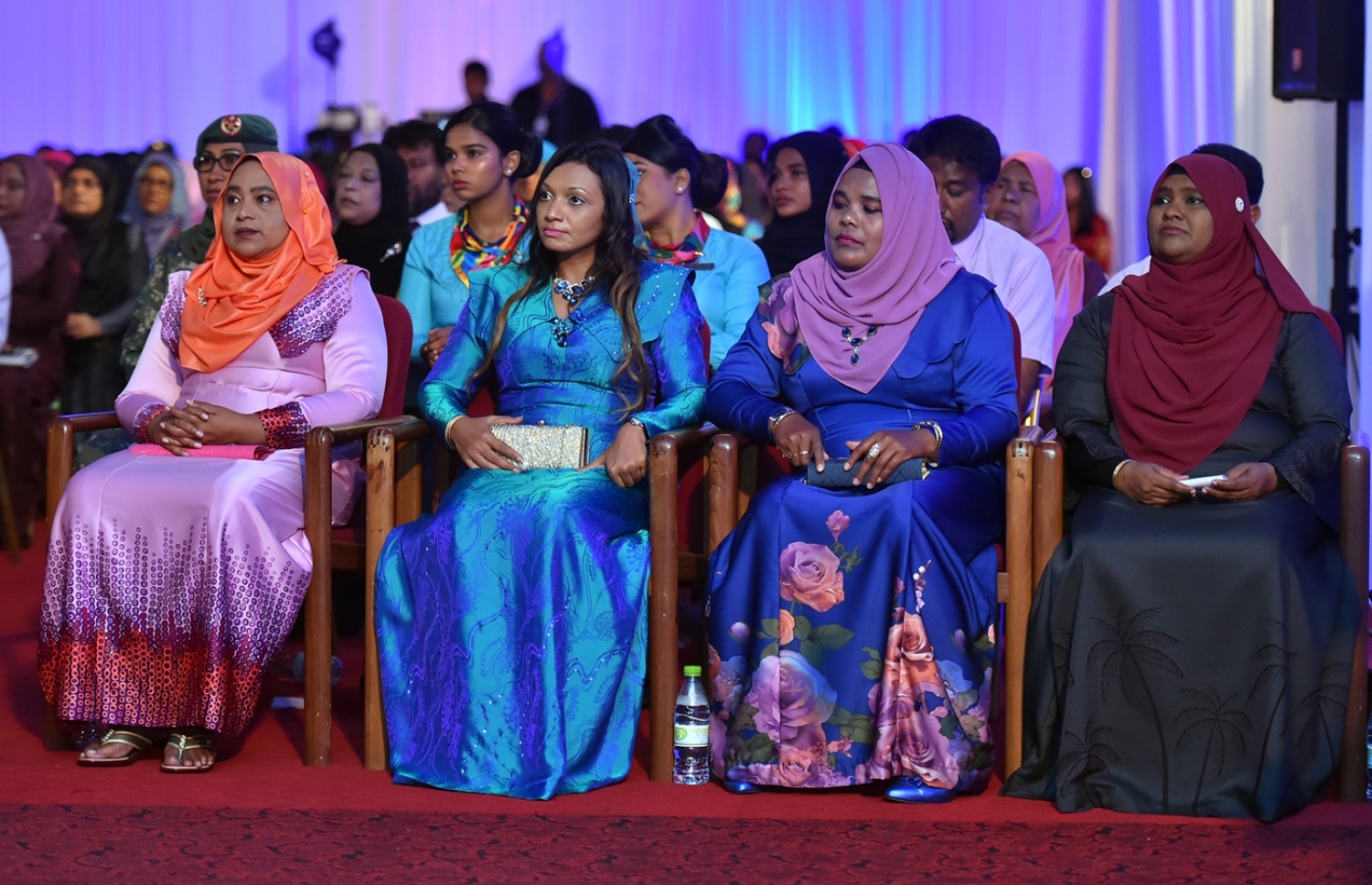 މާލެ: މާޗް 8، 2017: ބައިނަލްއަގުވާމީ އަންހެނުންގެ ދުވަސް ފާހަގަކުރަން ދަރުބާރުގޭގައި ބޭއްވި ޖަލްސާގައި ރެހެނދި އެވޯޑް ލިބުނު ހަތަރު ކަނބަލުން.-- ފޮޓޯ: ރައީސް އޮފީސް