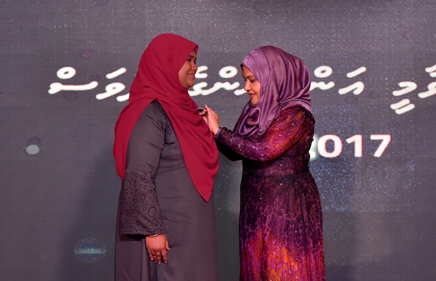 މާލެ: މާޗް 8، 2017: ބައިނަލްއަގުވާމީ އަންހެނުންގެ ދުވަސް ފާހަގަކުރަން ދަރުބާރުގޭގައި ބޭއްވި ޖަލްސާއެއްގައި ރެހެނދި އެވޯޑް ލިބުނު ކަނބަލަކަށް ރައީސް ޔާމީންގެ އަނބިކަނބަލުން ފާތުމަތު އިބްރާހިމް، ބެޖެއް ހަވާލުކޮށްދެއްވަނީ.-- ފޮޓޯ: ރައީސް އޮފީސް