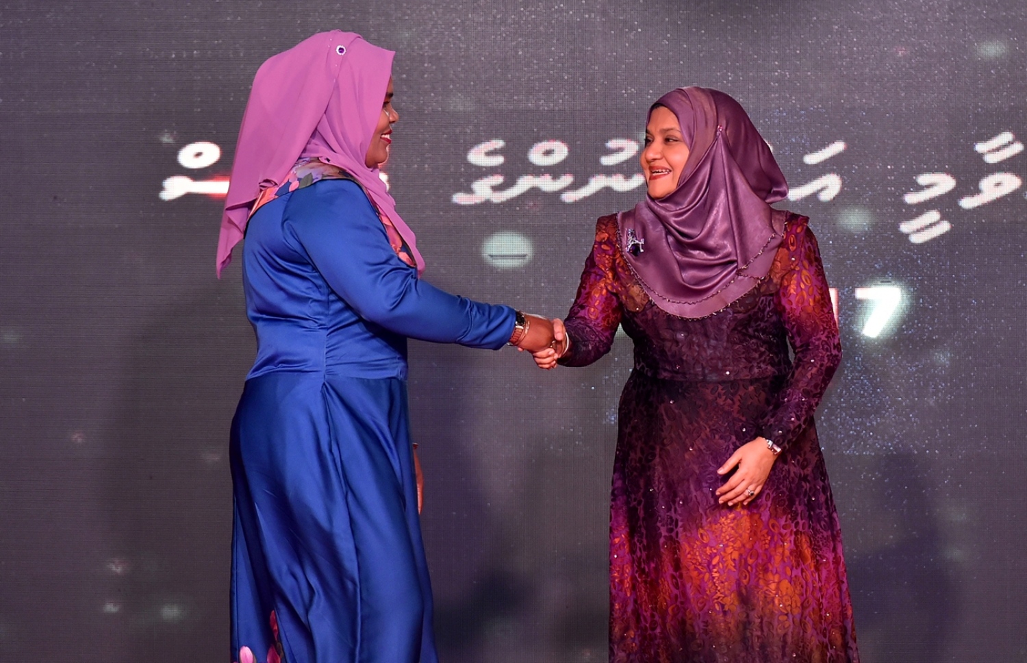 މާލެ: މާޗް 8، 2017: ބައިނަލްއަގުވާމީ އަންހެނުންގެ ދުވަސް ފާހަގަކުރަން ދަރުބާރުގޭގައި ބޭއްވި ޖަލްސާއެއްގައި ރެހެނދި އެވޯޑް ލިބުނު ކަނބަލަކާ ރައީސް ޔާމީންގެ އަނބިކަނބަލުން ފާތުމަތު އިބްރާހިމް، ސަލާމް ކުރައްވަނީ.-- ފޮޓޯ: ރައީސް އޮފީސް