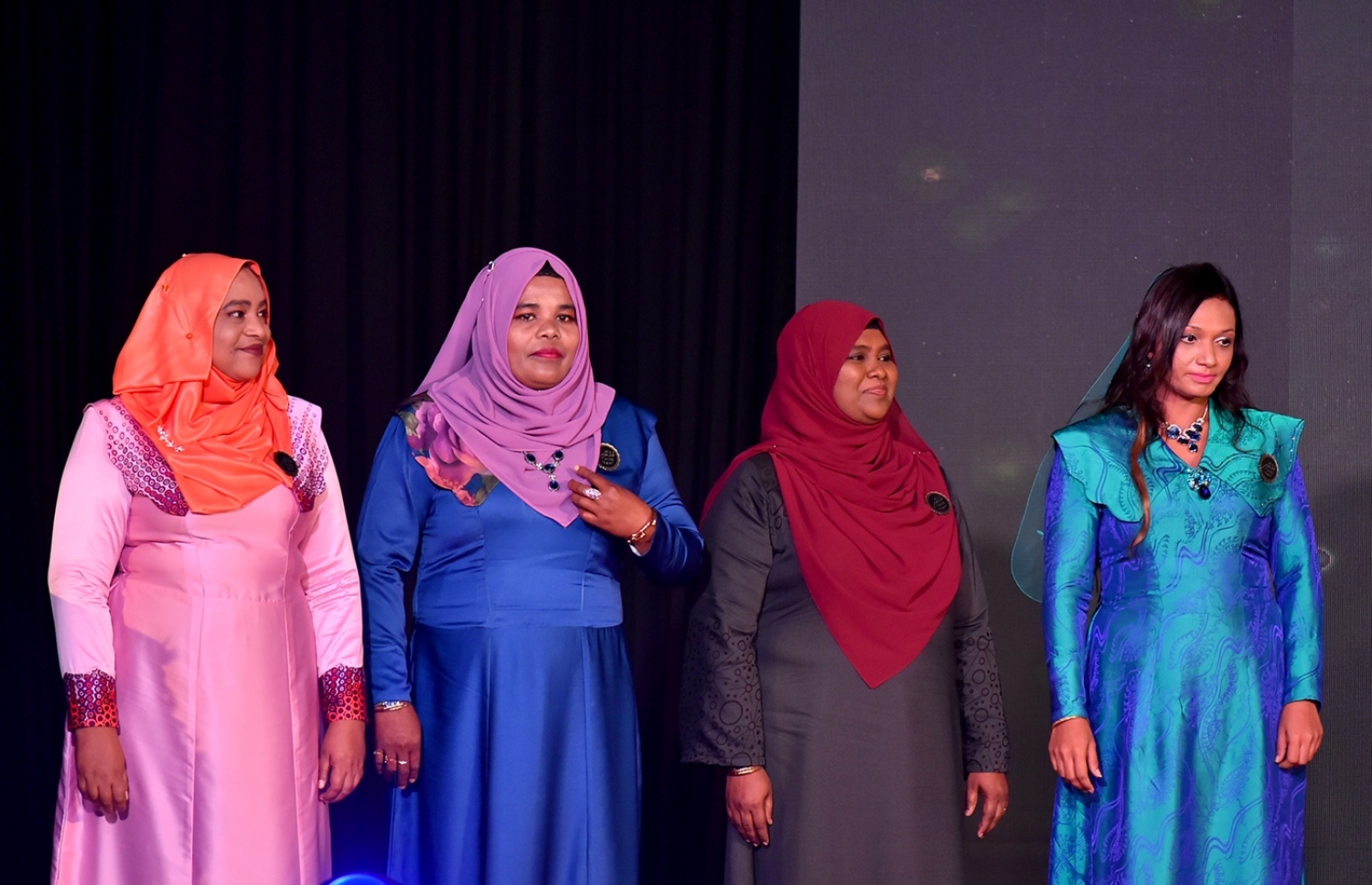 މާލެ: މާޗް 8، 2017: ބައިނަލްއަގުވާމީ އަންހެނުންގެ ދުވަސް ފާހަގަކުރަން ދަރުބާރުގޭގައި ބޭއްވި ޖަލްސާގައި ރެހެނދި އެވޯޑް ލިބުނު ކަނބަލުން ސްޓޭޖުގައި.-- ފޮޓޯ: ރައީސް އޮފީސް