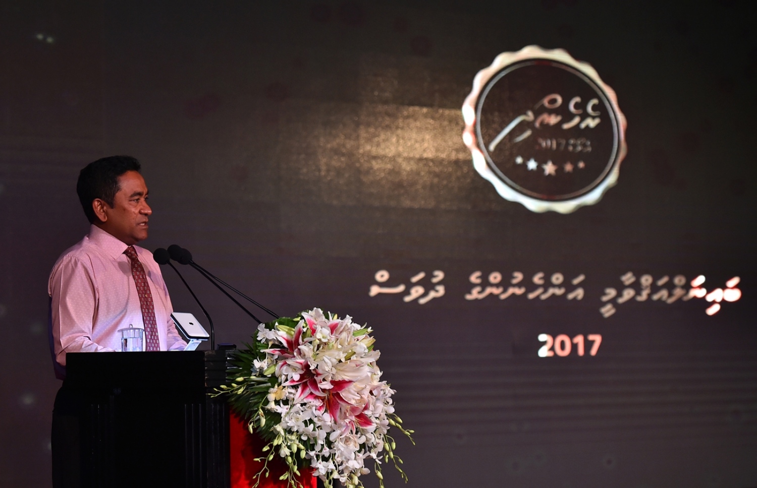މާލެ: މާޗް 8، 2017: ބައިނަލްއަގުވާމީ އަންހެނުންގެ ދުވަސް ފާހަގަކުރަން ދަރުބާރުގޭގައި ބޭއްވި ޖަލްސާގައި ރައީސް ޔާމީން ވާހަކަ ދައްކަވަނީ.-- ފޮޓޯ: ރައީސް އޮފީސް