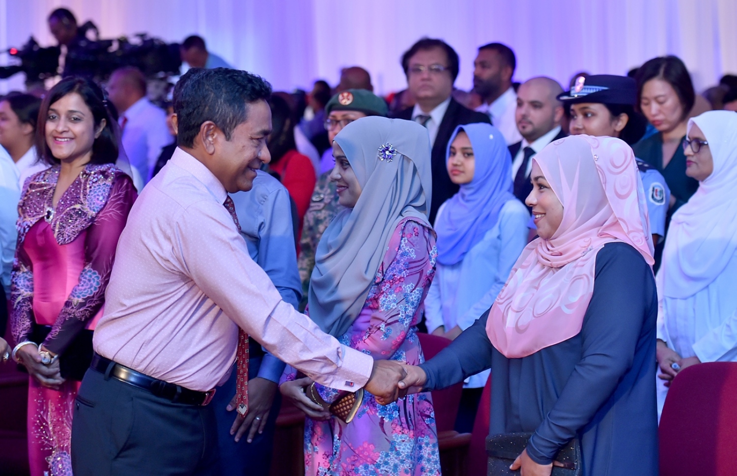 މާލެ: މާޗް 8، 2017: ބައިނަލްއަގުވާމީ އަންހެނުންގެ ދުވަސް ފާހަގަކުރަން ދަރުބާރުގޭގައި ބޭއްވި ޖަލްސާއެއްގައި ރައީސް ޔާމީން، ކަނބަލަކާ ސަލާމް ކުރައްވަނީ.-- ފޮޓޯ: ރައީސް އޮފީސް