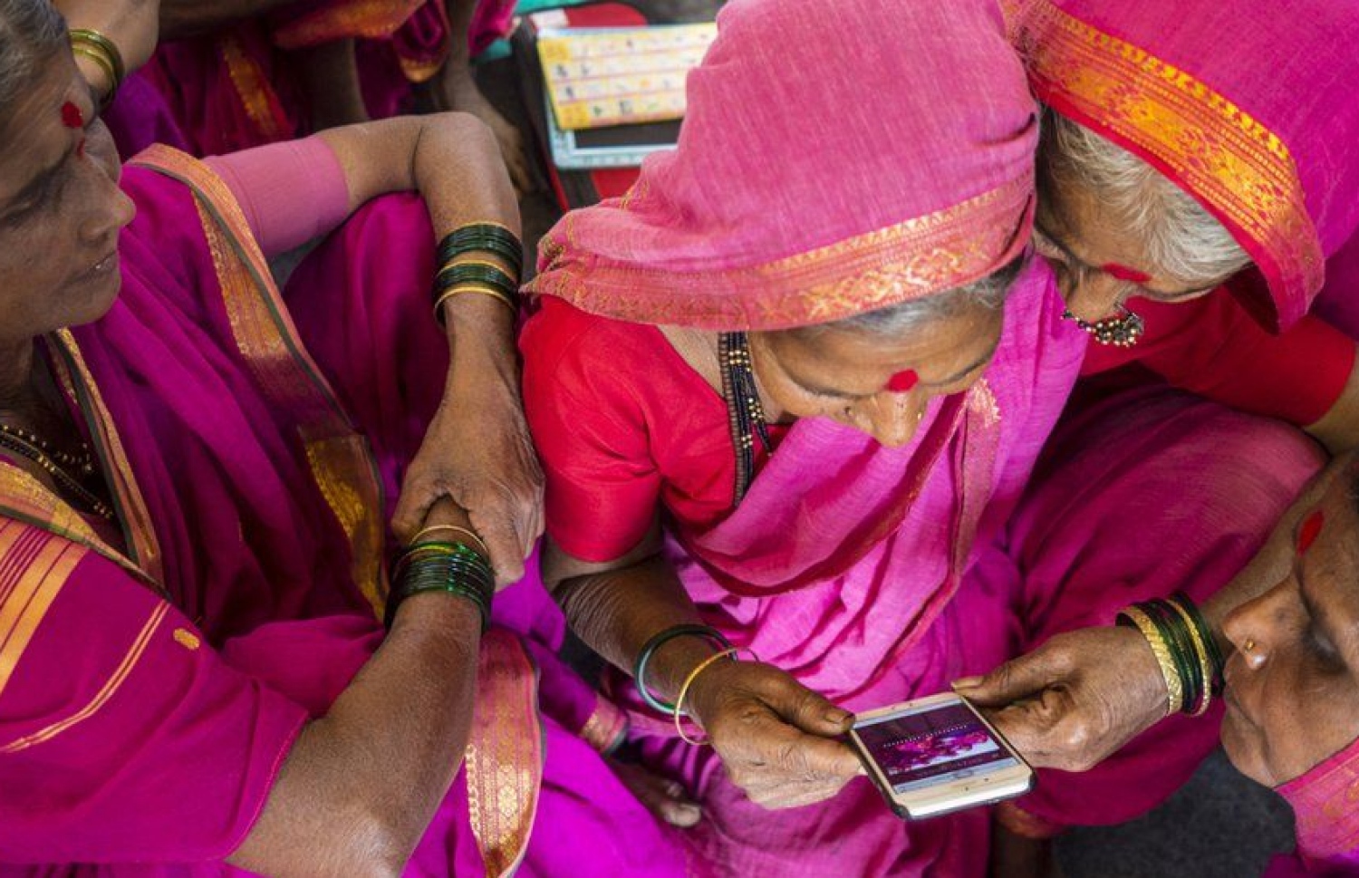 ދުވަސްވީ މީހުންގެ ސްކޫލްގައި މީހަކު ފޯނެއް ބަލަނީ. -- ފޮޓޯ ބީބީސީ