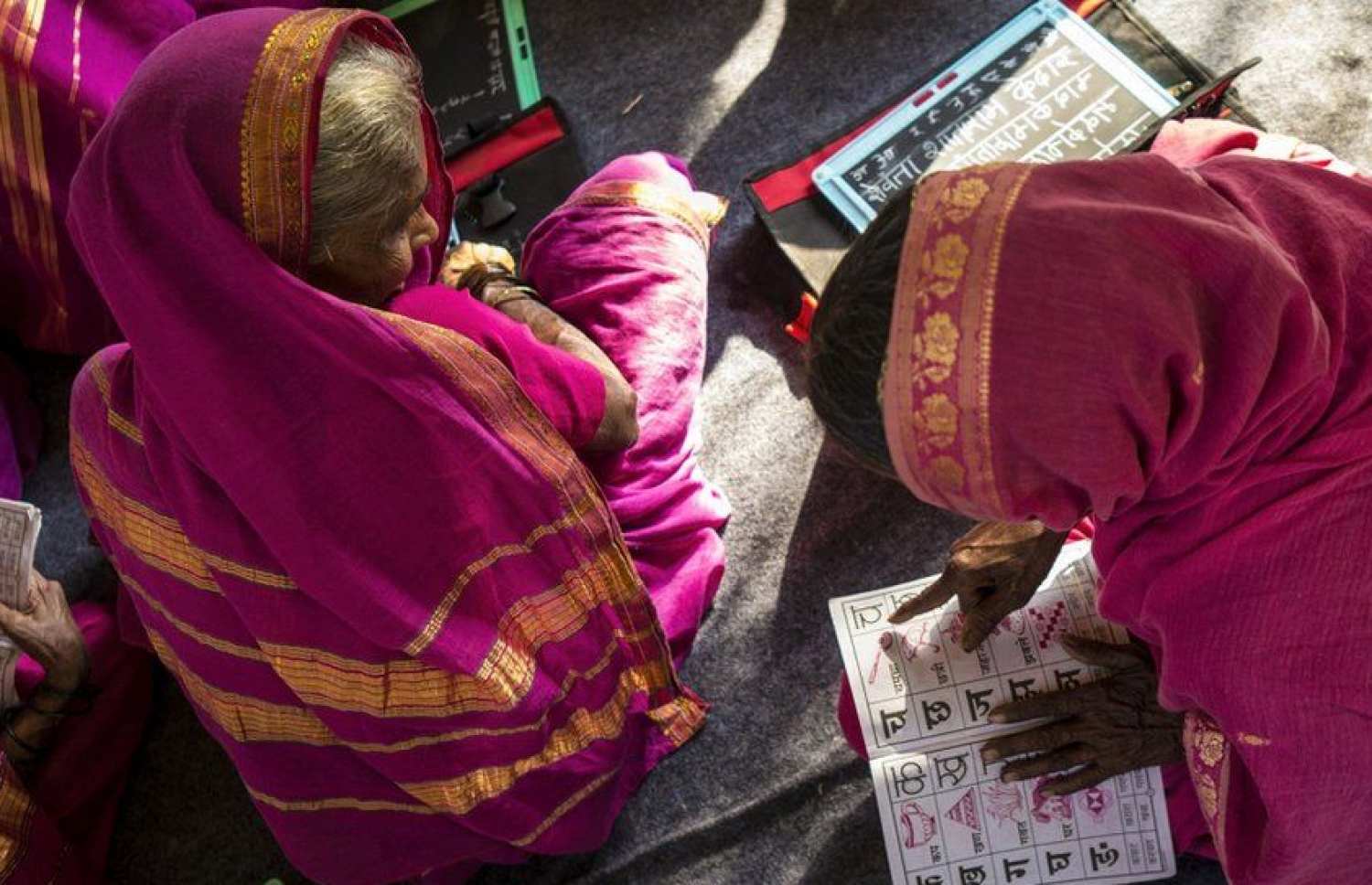 އިންޑިއާގެ މަހާރަޝްތުރާ ސްޓޭޓްގެ ފަންގާނޭ އަވަށުގައި، އުމުރުން ދުވަސްވީ ދަރިވަރަކު ފޮތެއް ބަލަނީ. -- ފޮޓޯ: ބީބީސީ