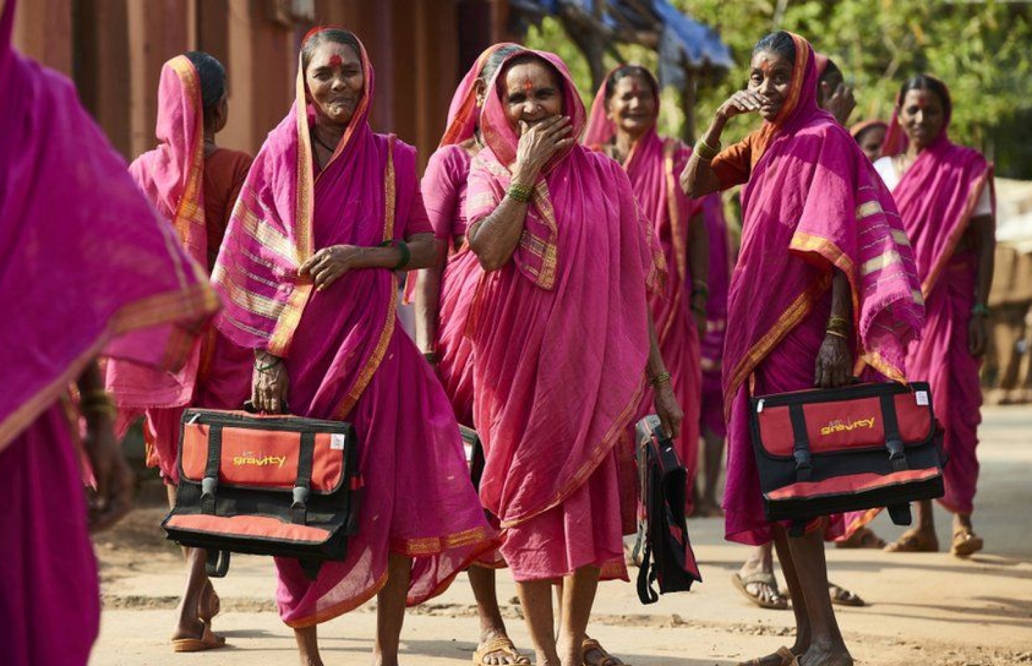 އިންޑިއާގެ މަހާރަޝްތުރާ ސްޓޭޓްގެ ފަންގާނޭ އަވަށުގައި ކިޔަވާ އުމުރުން ދުވަސްވީ ދަރިވަރުން ފޮތް ދަބަހާ އެކު. -- ފޮޓޯ: ބީބީސީ