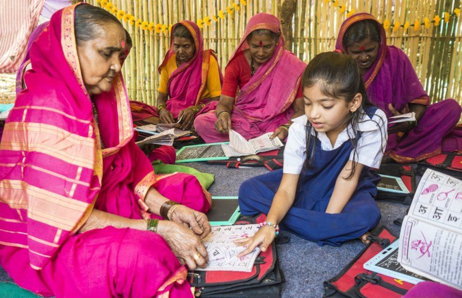 ފަންގާނޭ އަވަށުގައި، ދުވަސްވީ މީހަކަށް ކުޑަ ކުއްޖަކު ކިޔަވައިދެނީ. -- ފޮޓޯ: ބީބީސީ