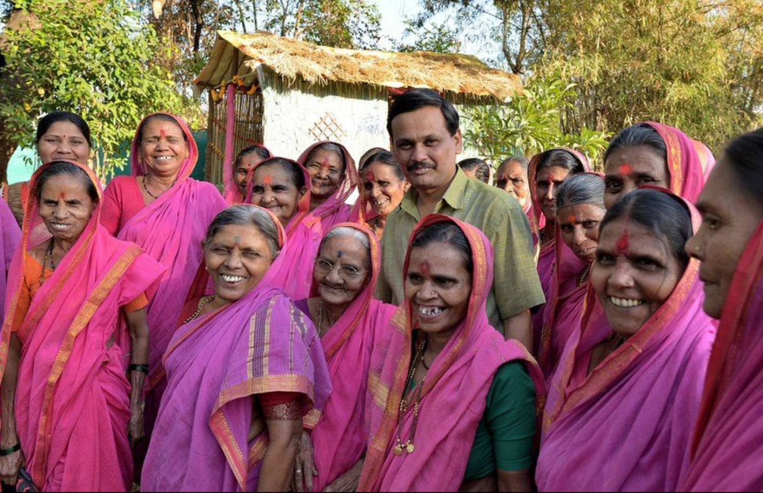 އިންޑިއާގެ މަހާރަޝްތުރާ ސްޓޭޓްގެ ފަންގާނޭ އަވަށުގައި ކިޔަވާ އުމުރުން ދުވަސްވީ ދަރިވަރުން ސްކޫލްގެ އިސް މީހަކާ އެކު. -- ފޮޓޯ: ބީބީސީ