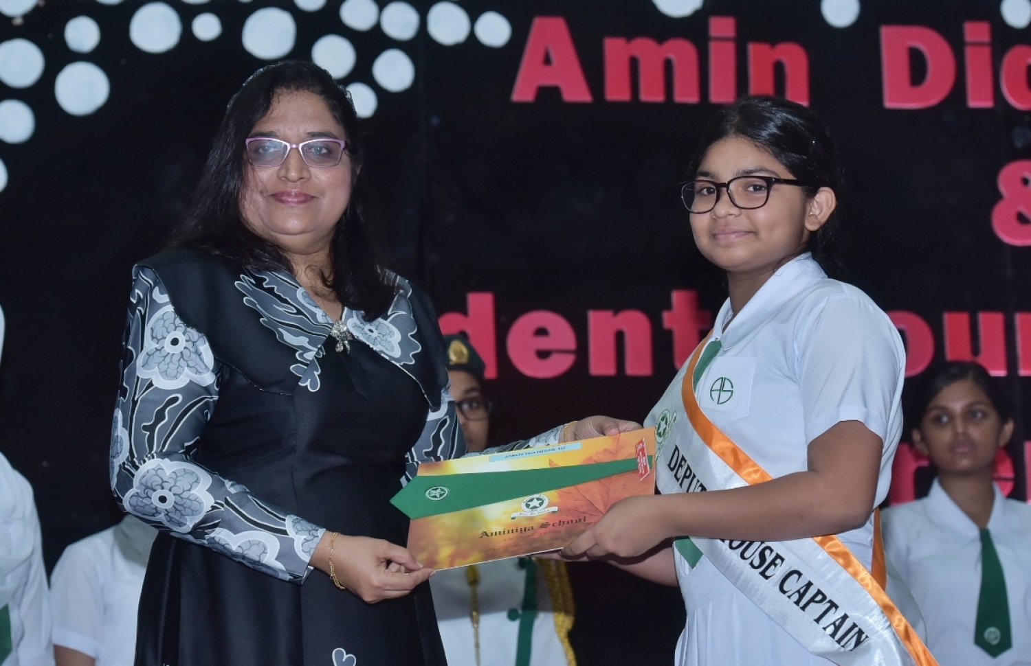 އަމީނިއްޔާ ސްކޫލުގެ އިސް މަގާމަަކަށް ހޮވުނު ދަރިވަރަކަށް އާޒިމާ ބެޖު ހަވާލުކޮށްދެއްވަނީ.-- ފޮޓޯ: ހުސެއިން ވަހީދު/ މިހާރު