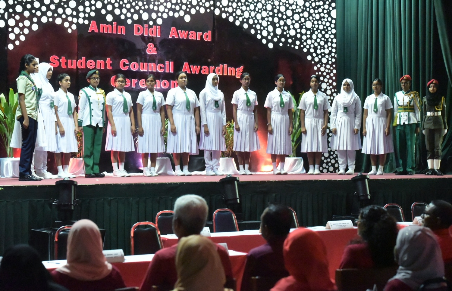 އަމީނިއްޔާ ސްކޫލުގެ ޕްރިފެކްޓަށް ހޮވުނު ދަރިވަރުން މިރޭ ހުވާކުރަނީ.-- ފޮޓޯ: ހުސެއިން ވަހީދު/ މިހާރު