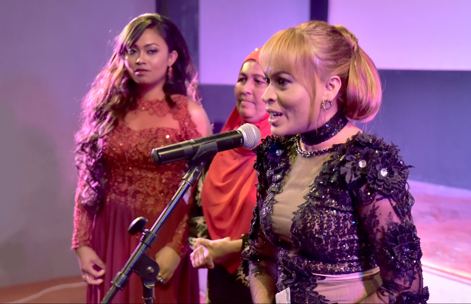 މާލެ: މާޗް 9، 2017- ޔާރާ ޕްރޮޑަކްޝަންގެ ފީޗާ ފިލްމް "ވިޝްކާ" ޕްރިމިއާކުރުމަށް ޝްވެކް ސިނެމާގައި ބޭއްވި ހަފްލާގައި، ދިވެހި ފިލްމު އިންޑަސްޓްރީއަށް ކޮށްދޭ ހިދުމަތުގެ އަގުވަޒަންކޮށް އެކްޓްރެސް ނިއުމާ މުހައްމަދަށް ދިން ހާއްސަ އެވޯޑަށް ފަހު އޭނާ ވާހަކަ ދައްކަނީ. --ފޮޓޯ: ހުސެއިން ވަހީދު/މިހާރު