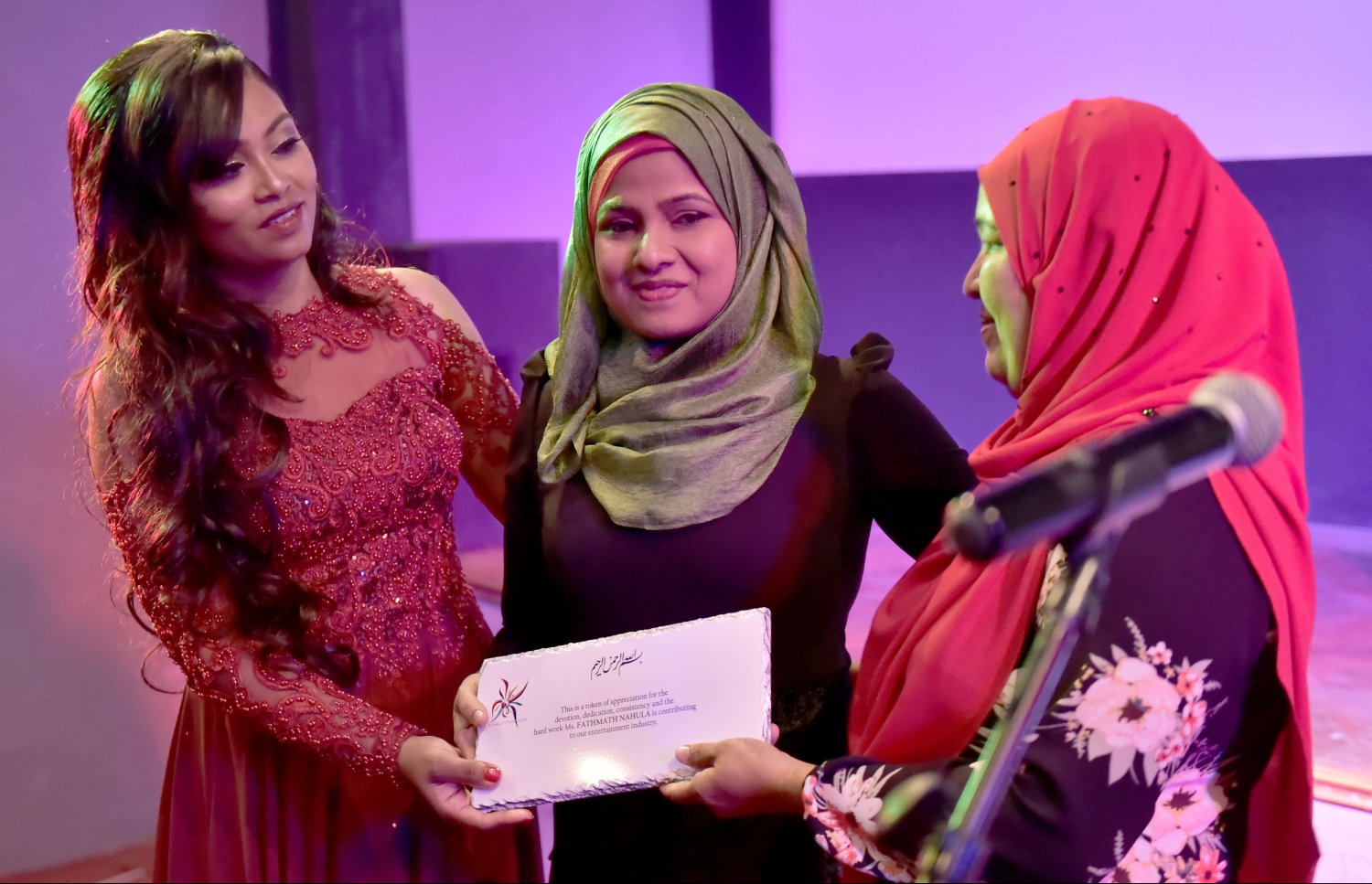 "ވިޝްކާ" ގެ ޕްރިމިއާގައި ނަހުލާ، ރިޝްމީ އަދި ރިޝްމީގެ މަންމައާ އެކު. --ފޮޓޯ: ހުސެއިން ވަހީދު/ މިހާރު