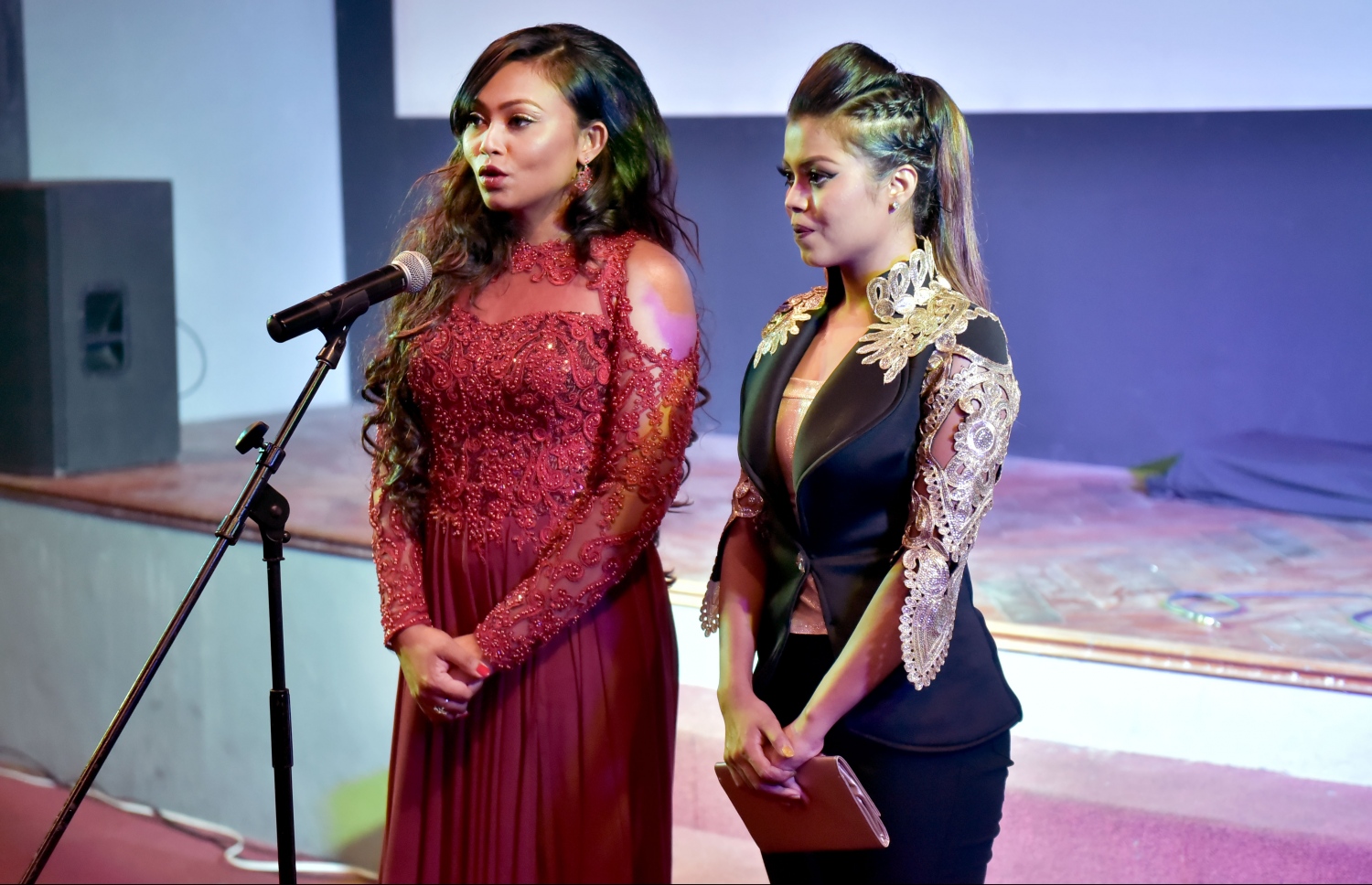 "ވިޝްކާ" ގެ ޕްރިމިއާގައި ރިޝްމީ އާއި އައްޒަ: "ބޮސް" ގެ އެއް ބަތަލާއަކީ އައްޒަ.---ފޮޓޯ: ހުސެއިން ވަހީދު/މިހާރު