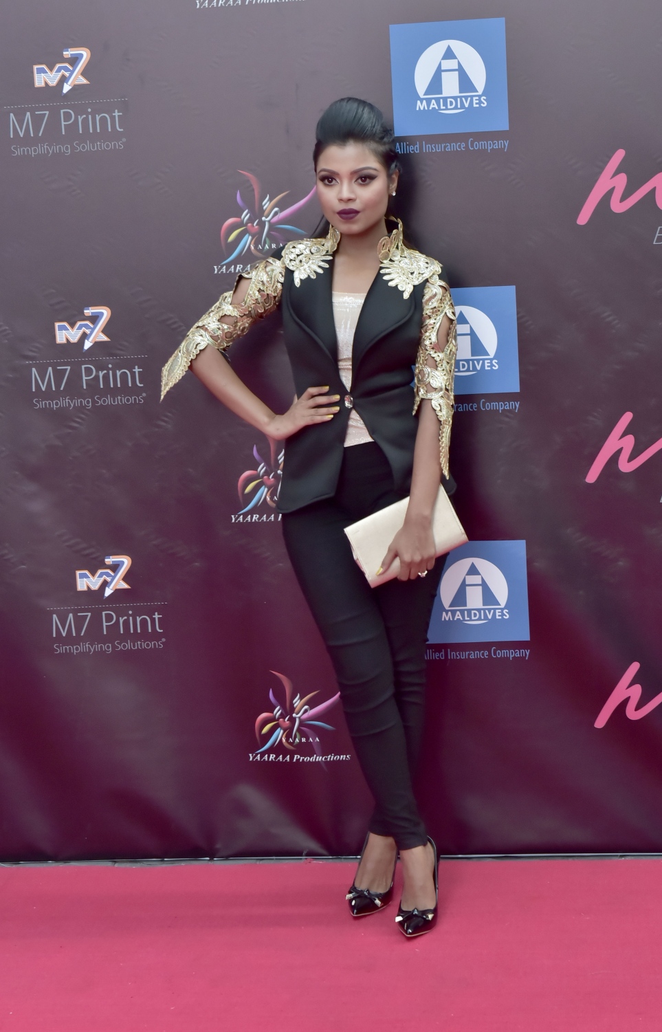 މާލެ: މާޗް 9، 2017-ޔާރާ ޕްރޮޑަކްޝަންގެ ފީޗާ ފިލްމް "ވިޝްކާ" ޕްރިމިއާކުރުމަށް ޝްވެކް ސިނެމާގައި ބޭއްވި ހަފްލާގައި އެކްޓްރެސް މަރިޔަމް އައްޒަ ފޮޓޯއަކަށް ހުއްޓިލައިގެން.---ފޮޓޯ: ހުސެއިން ވަހީދު/މިހާރު