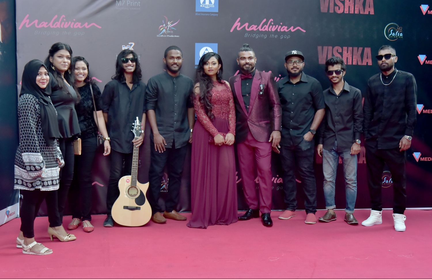 މާލެ: މާޗް 9، 2017-ޔާރާ ޕްރޮޑަކްޝަންގެ ފީޗާ ފިލްމް "ވިޝްކާ" ޕްރިމިއާކުރުމަށް ޝްވެކް ސިނެމާގައި ބޭއްވި ހަފްލާގައި ފިލްމުގެ ތަރިންނާއި މިއުޒިކް ޓީމް ފޮޓޯއަކަށް ހުއްޓިލައިގެން.---ފޮޓޯ: ހުސެއިން ވަހީދު/މިހާރު