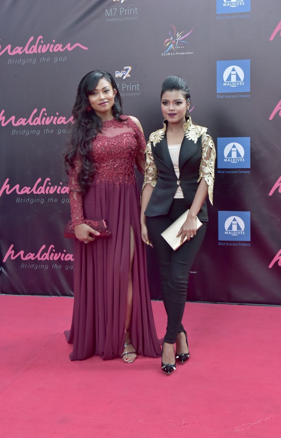 މާލެ: މާޗް 9، 2017-ޔާރާ ޕްރޮޑަކްޝަންގެ ފީޗާ ފިލްމް "ވިޝްކާ" ޕްރިމިއާކުރުމަށް ޝްވެކް ސިނެމާގައި ބޭއްވި ހަފްލާގައި ފިލްމުގެ ޕްރޮޑިއުސަރު އައިޝަތު ރިޝްމީ އަދި އެކްޓްރެސް މަރިޔަމް އައްޒަ ބައިވެރިވަނީ.---ފޮޓޯ: ހުސެއިން ވަހީދު/މިހާރު