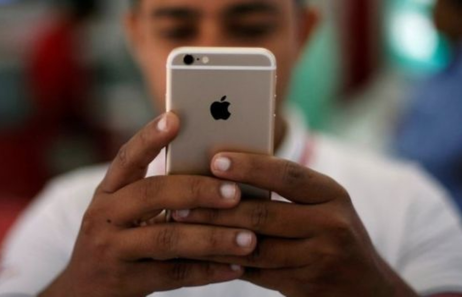 އެޕަލް އިން ބުނެފައި ވަނީ އައިފޯންތަކުގައި ބޭނުންކޮށްފައި ވާނީ އެންމެ ރަނގަޅު ޑޭޓާ ސެކިއުރިޓީ ކަމަށް. --ފޮޓޯ:ރޮއިޓާސް