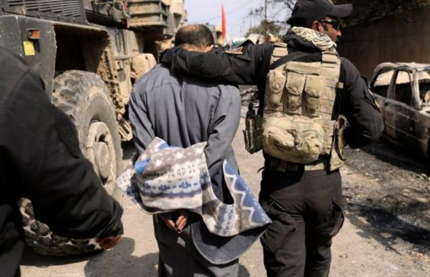 އައިއެސްގެ މެންބަރުން ކަމަށް ތުހުމަތު ކުރެވޭ މީހުން އިރާގު ސިފައިން ދަނީ ހައްޔަރުކުރަމުން. --ފޮޓޯ:ރޮއިޓާސް