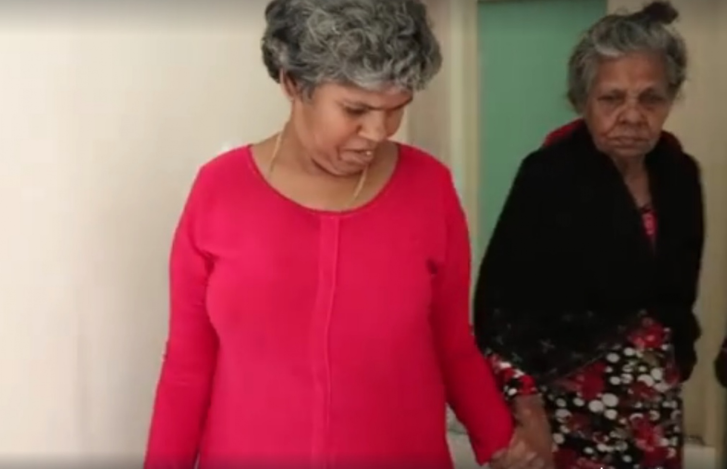 ފަރީދާގެ އަތުގައި ހިފައިގެން އޭނާގެ މަންމަ ހިނގަނީ-- ފޮޓޯ/ޗެނަލް 13