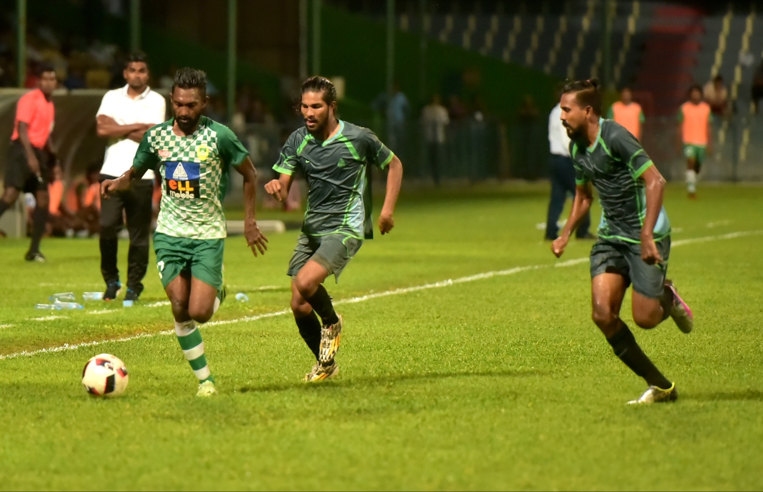 ގްރީން ސްޓްރީޓްސް ދެ ކުޅުންތެރިން ކައިރިން މާޒިޔާގެ އުމެއިރު (ވ) ބޯޅަ ހިފައިގެންދަނީ.-- ފޮޓޯ: ހުސެއިން ވަހީދު/ މިހާރު