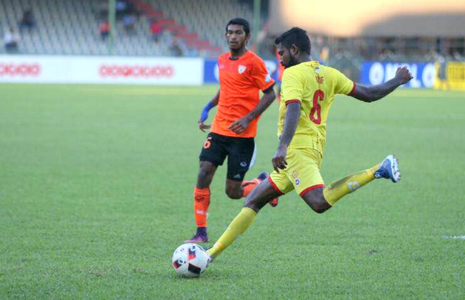 އީގަލްސްގެ އަންކޮ (ވ) ކައިިރިން ވިކްޓަރީގެ ބަކާ ބޯޅަ ފޮނުވާލަނީ.-- ފޮޓޯ: ޕީއެސްއެމް