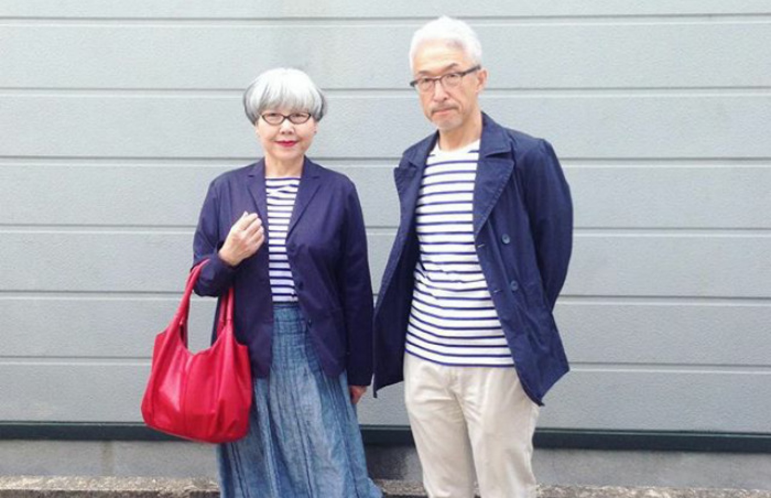 ދެމަފިރިން ގުޅުވާލައިގެން ހެދުން އަޅާފައި