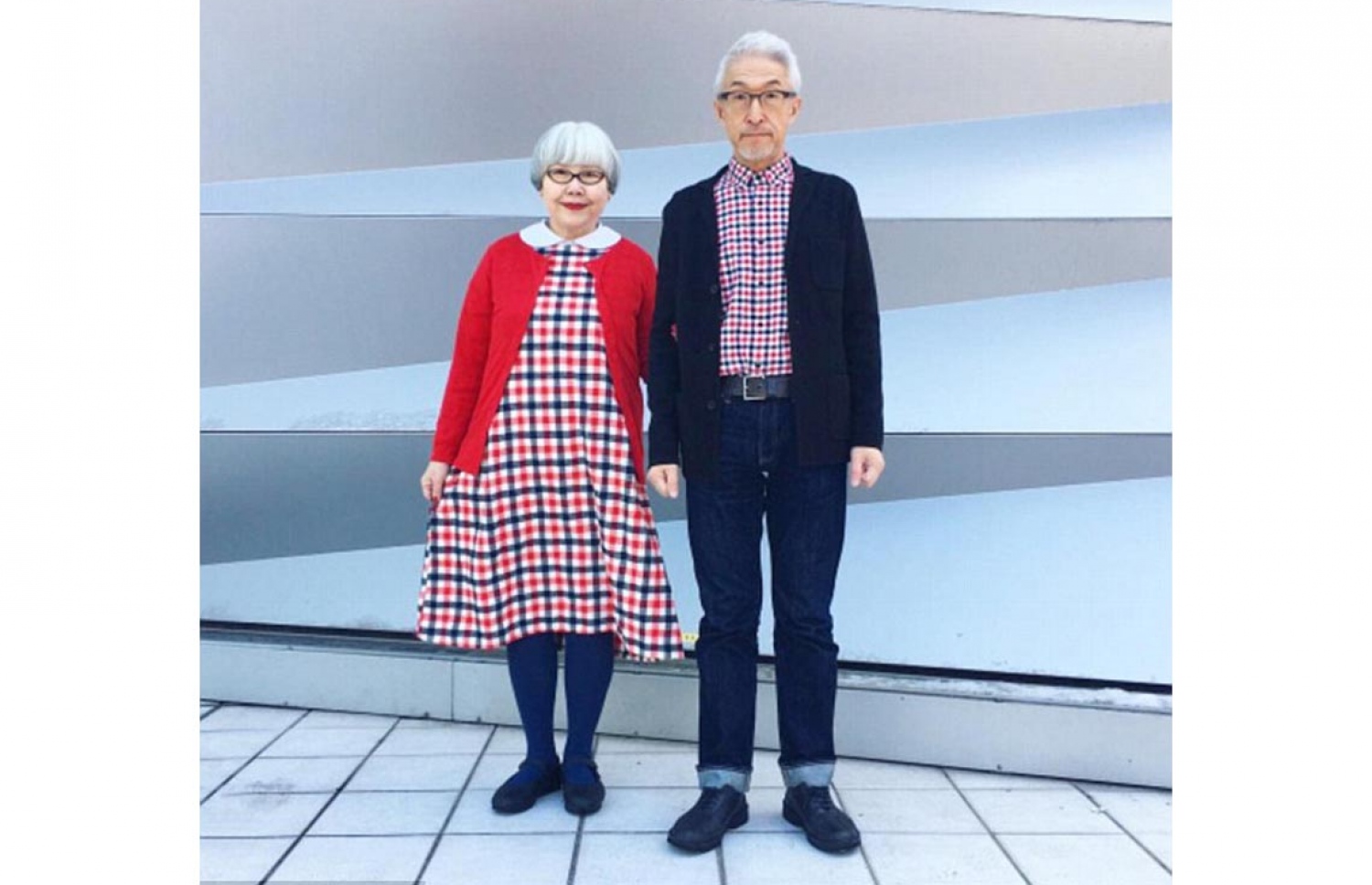 ސްޓައިލިޝް ދެމަފިރިން ފޮޓޯއަކަށް ހުއްޓިގެން