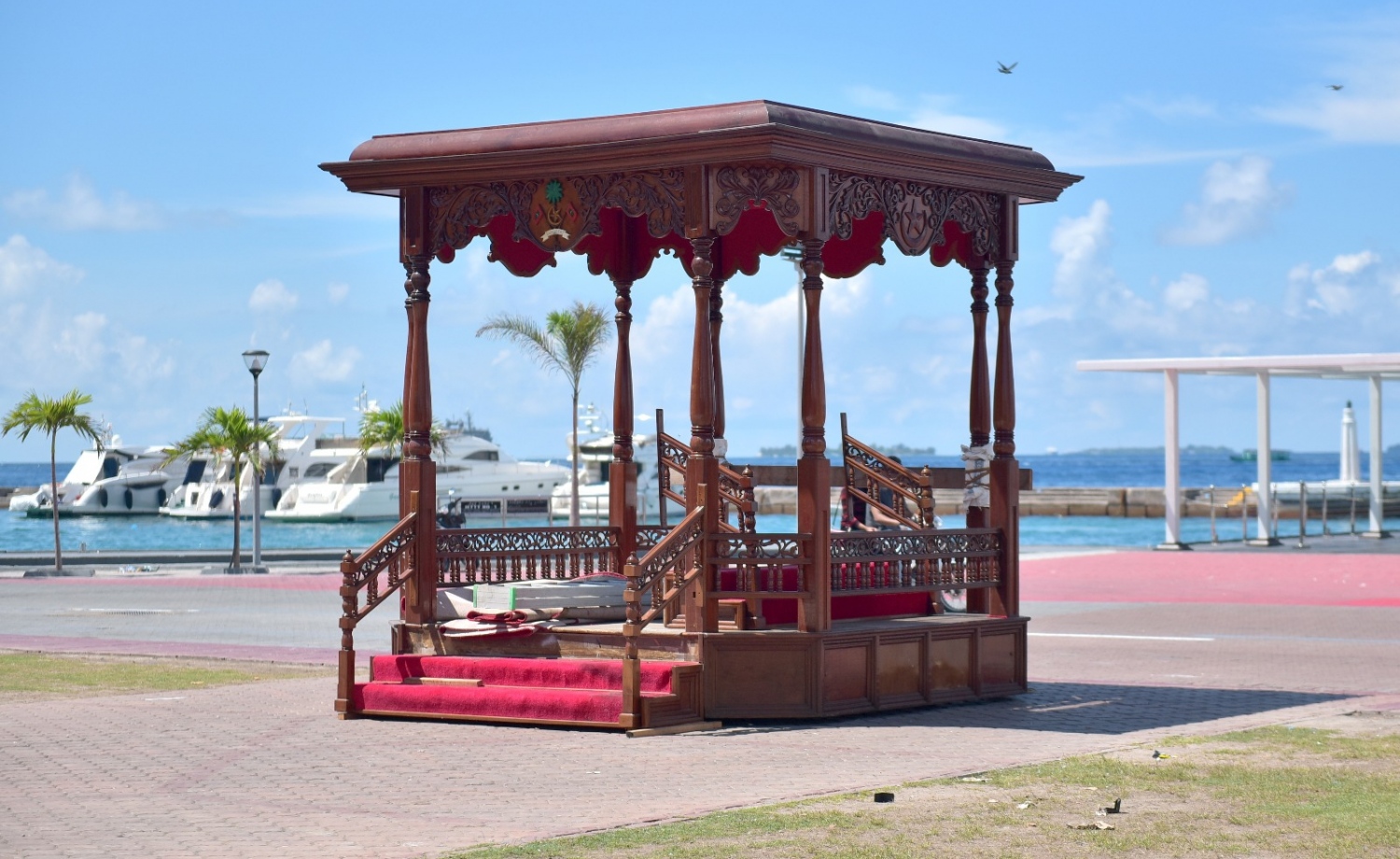 މާލެ: މާޗް 12، 2017- ސައޫދީގެ ރަސްގެފާނު ސަލްމާން ރާއްޖެ ވަޑައިގަތުމުން އެމަނިކުފާނަށް ރަސްމީކޮށް މަރުހަބާ ދެންނެވުން ޖުމްހޫރީ މައިދާންގައި ކުރިއަށް ގެންދާއިރު، ރާއްޖޭގެ ރައީސް ޔާމީނާއި ސައޫދީގެ ރަސްގެފާނު ހުއްޓިވަޑައިގެން ތިއްބެވުމަށް ބަހައްޓާ ޑައިސް.---ފޮޓޯ: ހުސެއިން ވަހީދު/މިހާރު