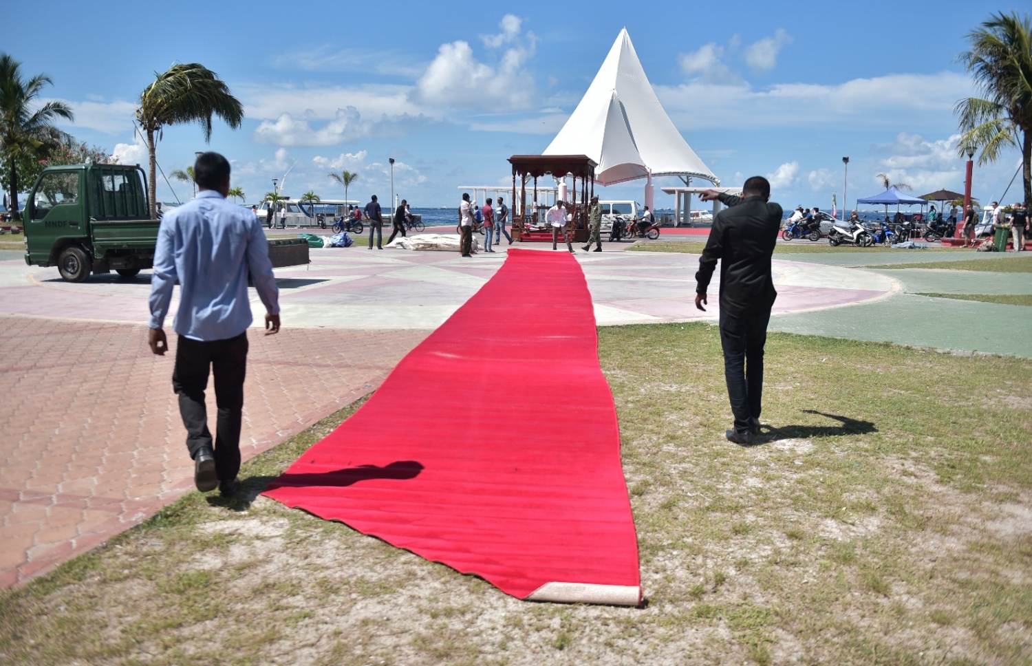 މާލެ: މާޗް 11، 2017- ސައޫދީގެ ރަސްގެފާނު ސަލްމާން ރާއްޖެ ވަޑައިގަތުމުން އެ މަނިކުފާނަށް ރަސްމީކޮށް މަރުހަބާ ދެންނެވުމަށް ޖުމްހޫރީ މައިދާނުގައި ބާއްވާ ރަސްމިއްޔާތުގެ ރިހާސަލް ކުރިއަށް ގެންދިއުން: ސަލްމާން ރަސްގެފާނު ރާއްޖެ ވަޑައިގަންނަވާނީ އަންނަ ހޮނިހިރުދުވަހު.---ފޮޓޯ: ހުސެއިން ވަހީދު/މިހާރު