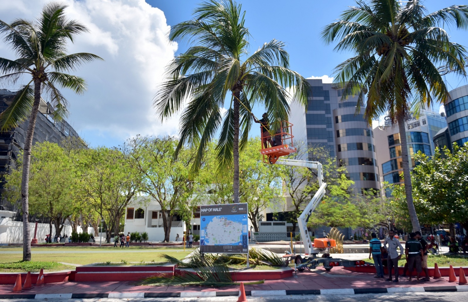 މާލެ: މާޗް 12، 2017- ސައޫދީ އަރަބިއްޔާގެ ރަސްގެފާނު ސަލްމާން ބިން އަބްދުލްއަޒީޒަށް ރަސްމީކޮށް މަރުހަބާ ދެންނެވުމަށްޓަކައި ޖުމްހޫރީ މައިދާން ޒީނަތްތެރިކޮށް، އެ ސަރަހައްދުގައިވާ ރުއްތައް ސާފުކުރުމުގެ މަސައްކަތް ކުރަނީ.---ފޮޓޯ: ހުސެއިން ވަހީދު/މިހާރު