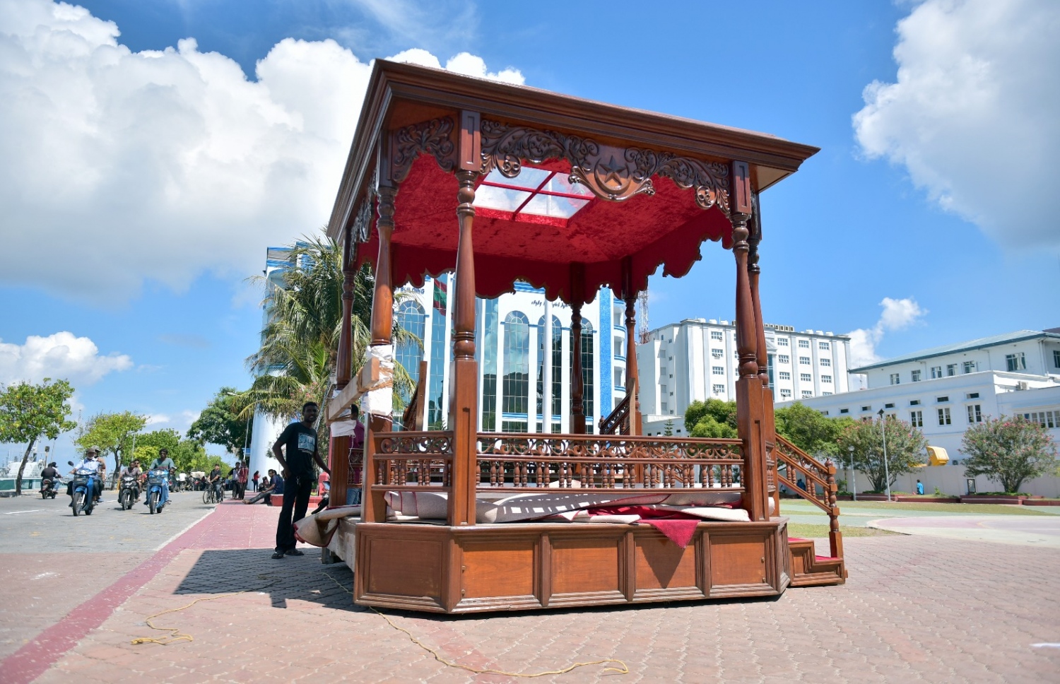 މާލެ: މާޗް 12، 2017- ސައޫދީގެ ރަސްގެފާނު ސަލްމާން ރާއްޖެ ވަޑައިގަތުމުން ޖުމްހޫރީ މައިދާނުގައި އެމަނިކުފާނަށް ރަސްމީކޮށް މަރުހަބާ ދެންނެވުން ކުރިއަށް ގެންދާއިރު، ރާއްޖޭގެ ރައީސް ޔާމީނާއި ސައޫދީގެ ރަސްގެފާނު ހުއްޓިވަޑައިގެން ތިއްބެވުމަށް ބަހައްޓާ ސެލިއުޓިން ޑައިސް ރީތި ކުރުމުގެ މަސައްކަތް ކުރަނީ.---ފޮޓޯ: ހުސެއިން ވަހީދު/މިހާރު