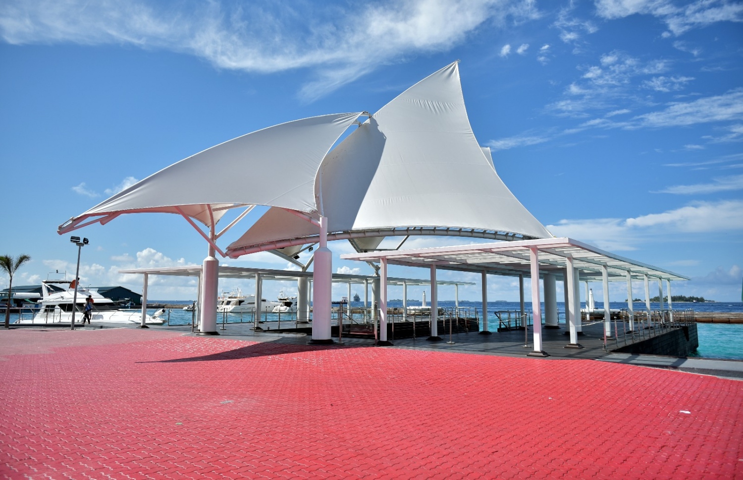 މާލެ: މާޗް 12، 2017- ސައޫދީގެ ރަސްގެފާނު ސަލްމާން ރާއްޖެ ވަޑައިގަތުމުން އެމަނިކުފާނަށް ރަސްމީކޮށް މަރުހަބާ ދެންނެވުމަށްޓަކައި އިއްޒުއްދީން ފާލަން މަރާމާތުކޮށް، ރީތިކޮށްފައި.---ފޮޓޯ: ހުސެއިން ވަހީދު/މިހާރު