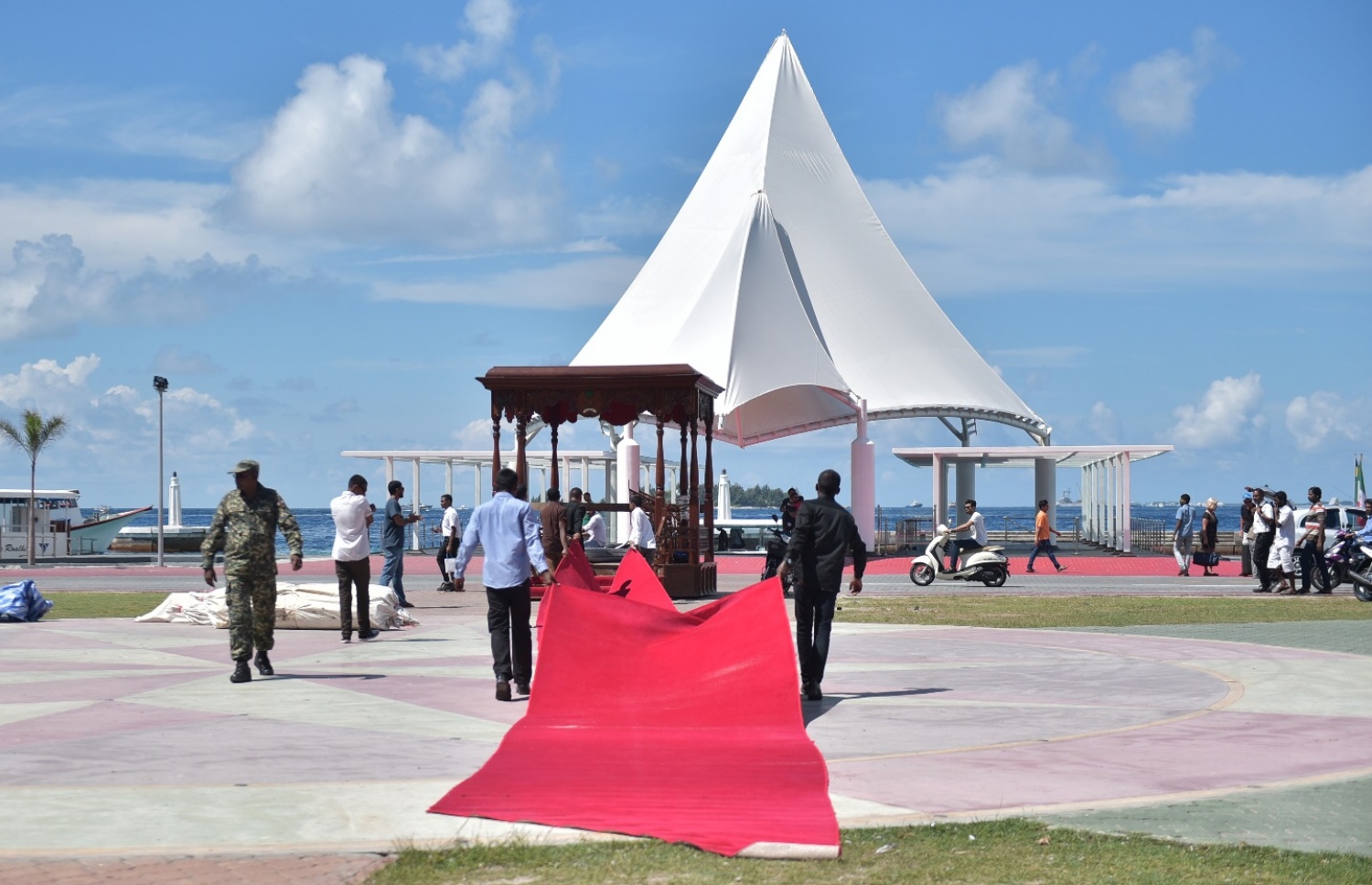 މާލެ: މާޗް 11، 2017- ސައޫދީގެ ރަސްގެފާނު ސަލްމާން ރާއްޖެ ވަޑައިގަތުމުން އެ މަނިކުފާނަށް ރަސްމީކޮށް މަރުހަބާ ދެންނެވުމަށް ޖުމްހޫރީ މައިދާނުގައި ބާއްވާ ރަސްމިއްޔާތުގެ ރިހާސަލް ކުރިއަށް ގެންދިއުން: ސަލްމާން ރަސްގެފާނު ރާއްޖެ ވަޑައިގަންނަވާނީ އަންނަ ހޮނިހިރުދުވަހު.---ފޮޓޯ: ހުސެއިން ވަހީދު/މިހާރު